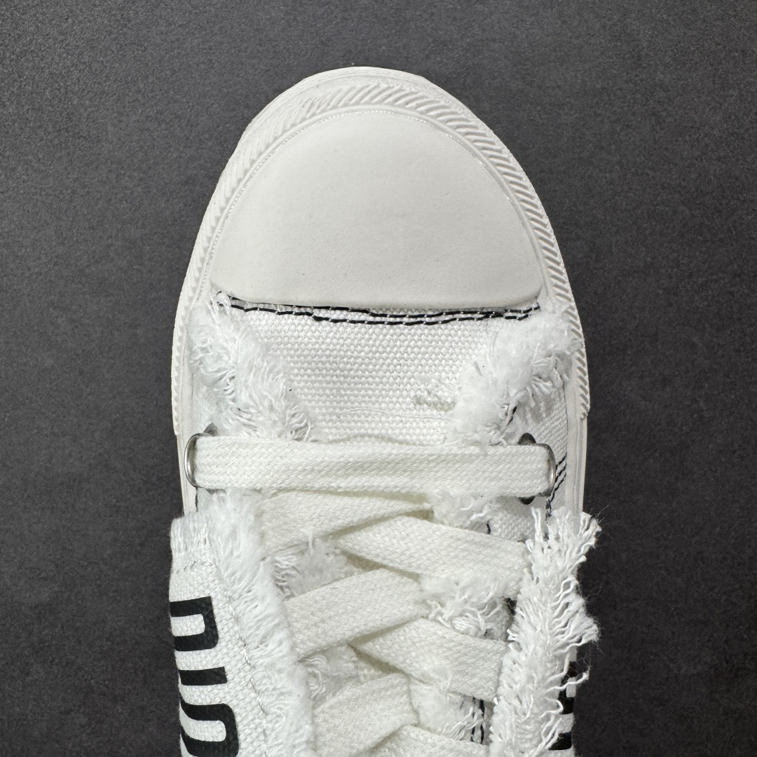 图片[8]-【广东纯原版本】WALK\’N\’DIOR 厚底时装板鞋 棉质刺绣oblique 印花dior 新款厚底刺绣帆布鞋 “厚底皮面灰色” Dior 2023春夏厚底刺绣布鞋增高效果不错 鞋面精工立体刺绣 精致高级 老花图案超百搭脚感也很舒服日常穿它肯定不会出错 大概有3-5厘米左右的增高 Walk\’n\’Dior 厚底运动鞋是一款时尚单品 提升该系列的格调 oblique印花棉质刺绣鞋面 搭配舒适厚底 鞋舌和 Christian Dior Paris 标志鞋带 可为各式休闲造型增添时髦气质 鞋舌鞋底和鞋带饰有品牌特色细节 EvA鞋底饰有Christian Dior 的幸运星符号另附鞋带一副 尺码 35 36 37 38 39 40-选品中心