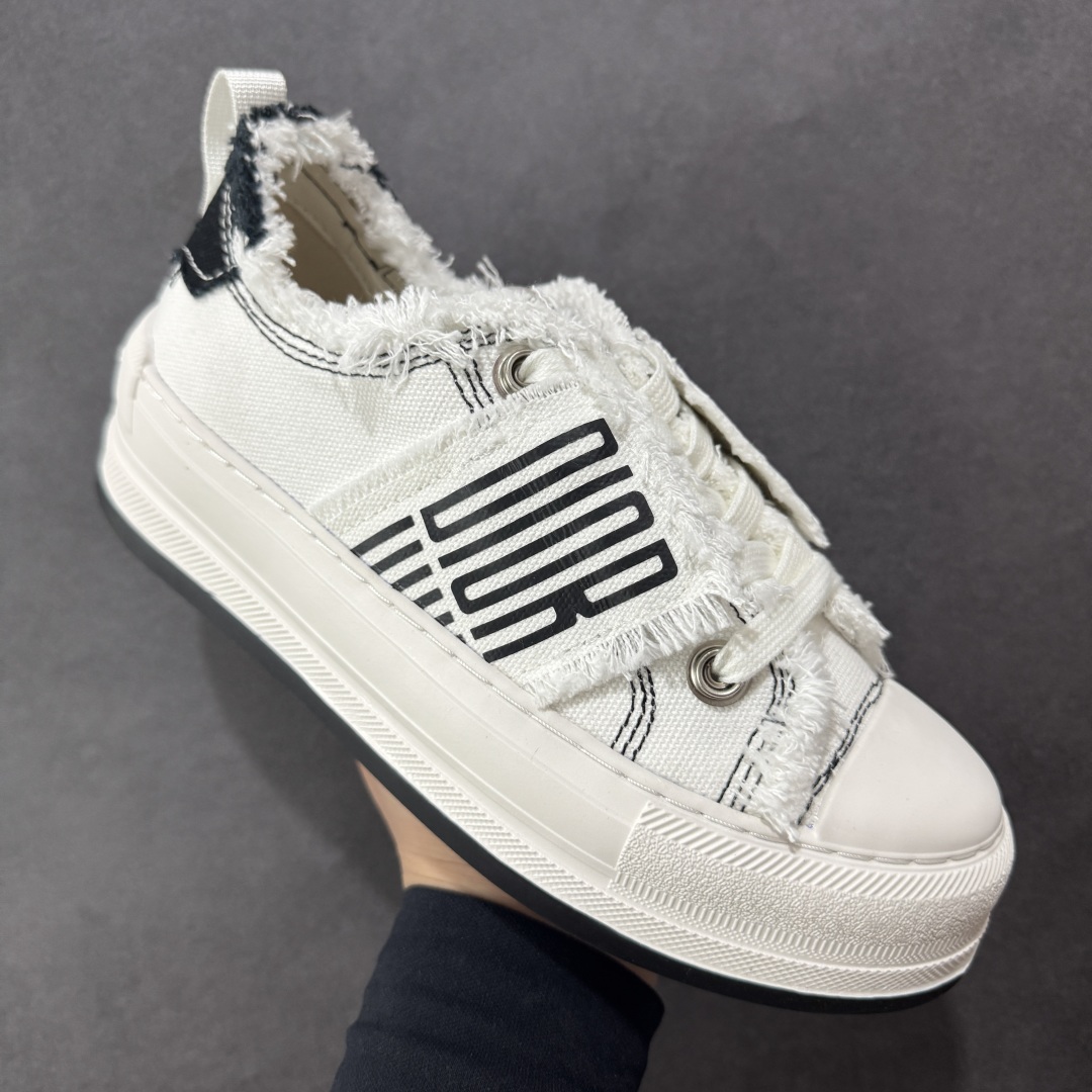 图片[3]-【广东纯原版本】WALK\’N\’DIOR 厚底时装板鞋 棉质刺绣oblique 印花dior 新款厚底刺绣帆布鞋 “厚底皮面灰色” Dior 2023春夏厚底刺绣布鞋增高效果不错 鞋面精工立体刺绣 精致高级 老花图案超百搭脚感也很舒服日常穿它肯定不会出错 大概有3-5厘米左右的增高 Walk\’n\’Dior 厚底运动鞋是一款时尚单品 提升该系列的格调 oblique印花棉质刺绣鞋面 搭配舒适厚底 鞋舌和 Christian Dior Paris 标志鞋带 可为各式休闲造型增添时髦气质 鞋舌鞋底和鞋带饰有品牌特色细节 EvA鞋底饰有Christian Dior 的幸运星符号另附鞋带一副 尺码 35 36 37 38 39 40-选品中心