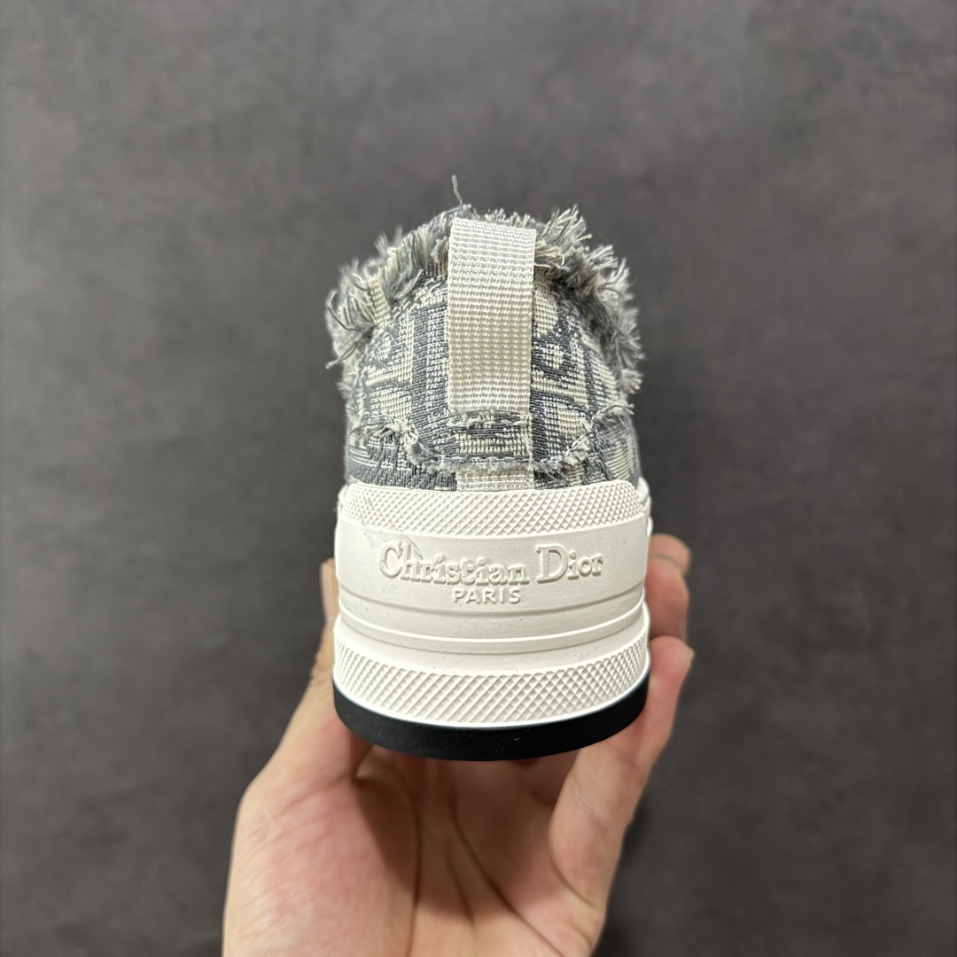 图片[4]-【广东纯原版本】WALK\’N\’DIOR 厚底时装板鞋 棉质刺绣oblique 印花dior 新款厚底刺绣帆布鞋 “厚底皮面灰色” Dior 2023春夏厚底刺绣布鞋增高效果不错 鞋面精工立体刺绣 精致高级 老花图案超百搭脚感也很舒服日常穿它肯定不会出错 大概有3-5厘米左右的增高 Walk\’n\’Dior 厚底运动鞋是一款时尚单品 提升该系列的格调 oblique印花棉质刺绣鞋面 搭配舒适厚底 鞋舌和 Christian Dior Paris 标志鞋带 可为各式休闲造型增添时髦气质 鞋舌鞋底和鞋带饰有品牌特色细节 EvA鞋底饰有Christian Dior 的幸运星符号另附鞋带一副 尺码 35 36 37 38 39 40-选品中心