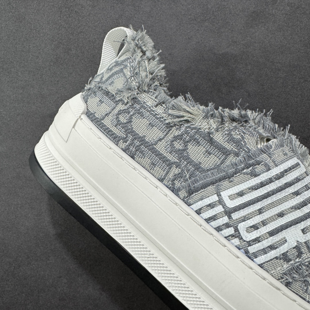 图片[6]-【广东纯原版本】WALK\’N\’DIOR 厚底时装板鞋 棉质刺绣oblique 印花dior 新款厚底刺绣帆布鞋 “厚底皮面灰色” Dior 2023春夏厚底刺绣布鞋增高效果不错 鞋面精工立体刺绣 精致高级 老花图案超百搭脚感也很舒服日常穿它肯定不会出错 大概有3-5厘米左右的增高 Walk\’n\’Dior 厚底运动鞋是一款时尚单品 提升该系列的格调 oblique印花棉质刺绣鞋面 搭配舒适厚底 鞋舌和 Christian Dior Paris 标志鞋带 可为各式休闲造型增添时髦气质 鞋舌鞋底和鞋带饰有品牌特色细节 EvA鞋底饰有Christian Dior 的幸运星符号另附鞋带一副 尺码 35 36 37 38 39 40-选品中心