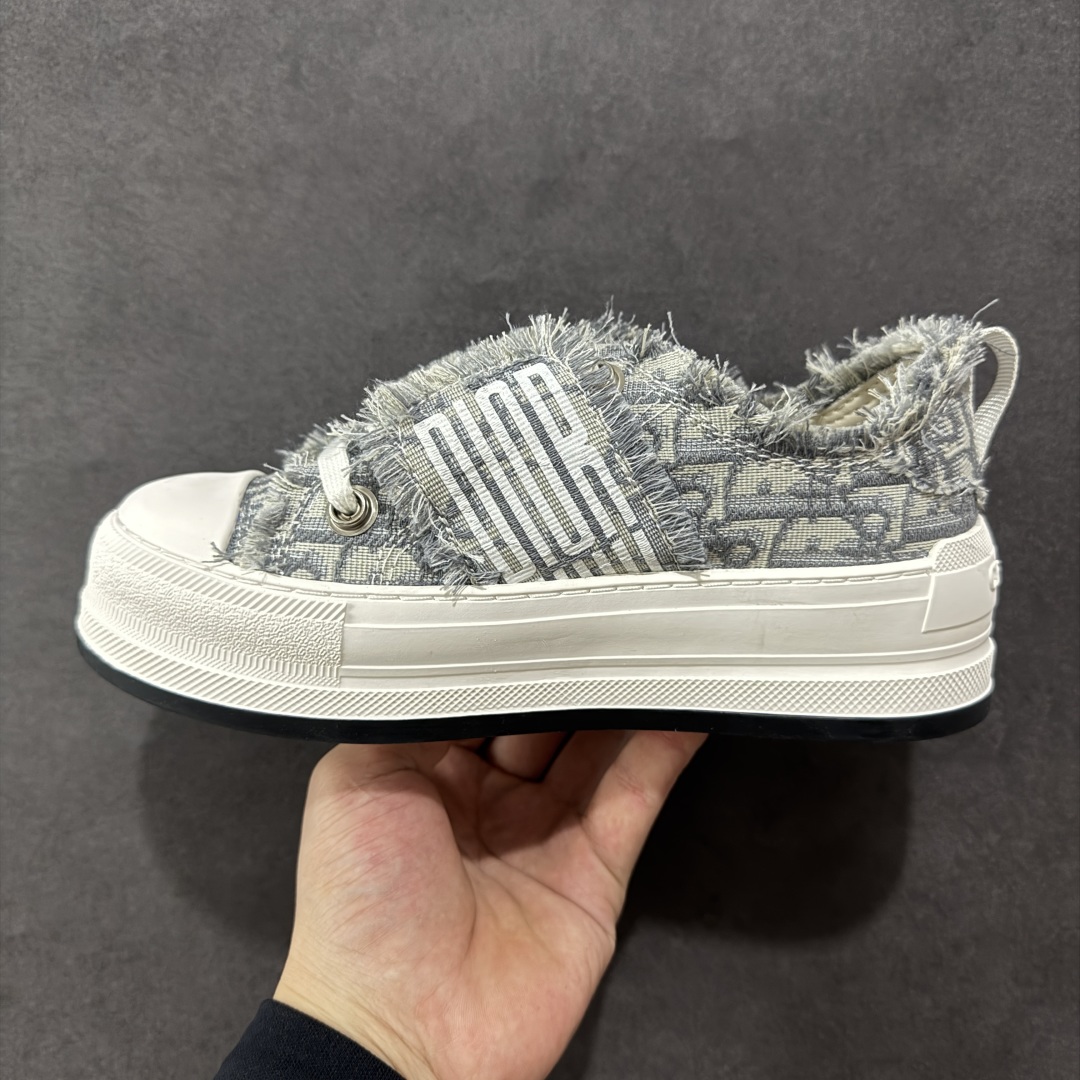 图片[2]-【广东纯原版本】WALK\’N\’DIOR 厚底时装板鞋 棉质刺绣oblique 印花dior 新款厚底刺绣帆布鞋 “厚底皮面灰色” Dior 2023春夏厚底刺绣布鞋增高效果不错 鞋面精工立体刺绣 精致高级 老花图案超百搭脚感也很舒服日常穿它肯定不会出错 大概有3-5厘米左右的增高 Walk\’n\’Dior 厚底运动鞋是一款时尚单品 提升该系列的格调 oblique印花棉质刺绣鞋面 搭配舒适厚底 鞋舌和 Christian Dior Paris 标志鞋带 可为各式休闲造型增添时髦气质 鞋舌鞋底和鞋带饰有品牌特色细节 EvA鞋底饰有Christian Dior 的幸运星符号另附鞋带一副 尺码 35 36 37 38 39 40-选品中心