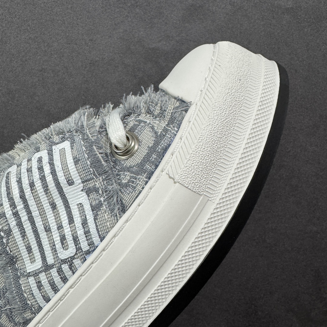 图片[5]-【广东纯原版本】WALK\’N\’DIOR 厚底时装板鞋 棉质刺绣oblique 印花dior 新款厚底刺绣帆布鞋 “厚底皮面灰色” Dior 2023春夏厚底刺绣布鞋增高效果不错 鞋面精工立体刺绣 精致高级 老花图案超百搭脚感也很舒服日常穿它肯定不会出错 大概有3-5厘米左右的增高 Walk\’n\’Dior 厚底运动鞋是一款时尚单品 提升该系列的格调 oblique印花棉质刺绣鞋面 搭配舒适厚底 鞋舌和 Christian Dior Paris 标志鞋带 可为各式休闲造型增添时髦气质 鞋舌鞋底和鞋带饰有品牌特色细节 EvA鞋底饰有Christian Dior 的幸运星符号另附鞋带一副 尺码 35 36 37 38 39 40-选品中心