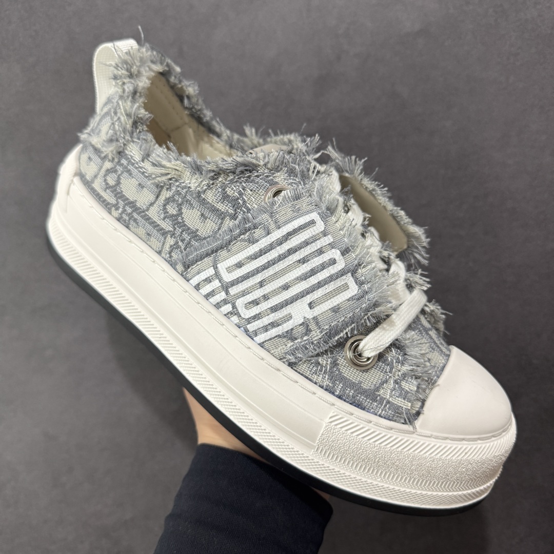 图片[3]-【广东纯原版本】WALK\’N\’DIOR 厚底时装板鞋 棉质刺绣oblique 印花dior 新款厚底刺绣帆布鞋 “厚底皮面灰色” Dior 2023春夏厚底刺绣布鞋增高效果不错 鞋面精工立体刺绣 精致高级 老花图案超百搭脚感也很舒服日常穿它肯定不会出错 大概有3-5厘米左右的增高 Walk\’n\’Dior 厚底运动鞋是一款时尚单品 提升该系列的格调 oblique印花棉质刺绣鞋面 搭配舒适厚底 鞋舌和 Christian Dior Paris 标志鞋带 可为各式休闲造型增添时髦气质 鞋舌鞋底和鞋带饰有品牌特色细节 EvA鞋底饰有Christian Dior 的幸运星符号另附鞋带一副 尺码 35 36 37 38 39 40-选品中心