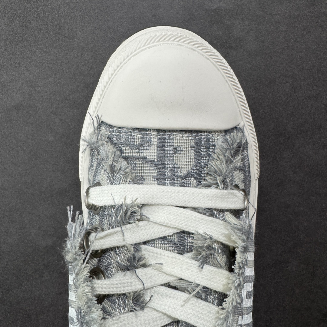 图片[8]-【广东纯原版本】WALK\’N\’DIOR 厚底时装板鞋 棉质刺绣oblique 印花dior 新款厚底刺绣帆布鞋 “厚底皮面灰色” Dior 2023春夏厚底刺绣布鞋增高效果不错 鞋面精工立体刺绣 精致高级 老花图案超百搭脚感也很舒服日常穿它肯定不会出错 大概有3-5厘米左右的增高 Walk\’n\’Dior 厚底运动鞋是一款时尚单品 提升该系列的格调 oblique印花棉质刺绣鞋面 搭配舒适厚底 鞋舌和 Christian Dior Paris 标志鞋带 可为各式休闲造型增添时髦气质 鞋舌鞋底和鞋带饰有品牌特色细节 EvA鞋底饰有Christian Dior 的幸运星符号另附鞋带一副 尺码 35 36 37 38 39 40-选品中心