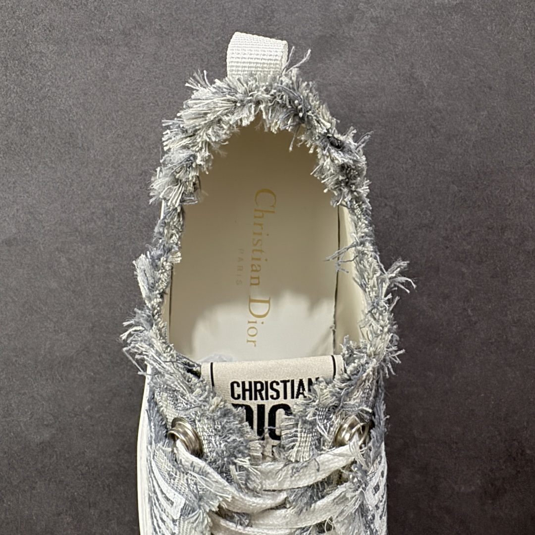 图片[7]-【广东纯原版本】WALK\’N\’DIOR 厚底时装板鞋 棉质刺绣oblique 印花dior 新款厚底刺绣帆布鞋 “厚底皮面灰色” Dior 2023春夏厚底刺绣布鞋增高效果不错 鞋面精工立体刺绣 精致高级 老花图案超百搭脚感也很舒服日常穿它肯定不会出错 大概有3-5厘米左右的增高 Walk\’n\’Dior 厚底运动鞋是一款时尚单品 提升该系列的格调 oblique印花棉质刺绣鞋面 搭配舒适厚底 鞋舌和 Christian Dior Paris 标志鞋带 可为各式休闲造型增添时髦气质 鞋舌鞋底和鞋带饰有品牌特色细节 EvA鞋底饰有Christian Dior 的幸运星符号另附鞋带一副 尺码 35 36 37 38 39 40-选品中心