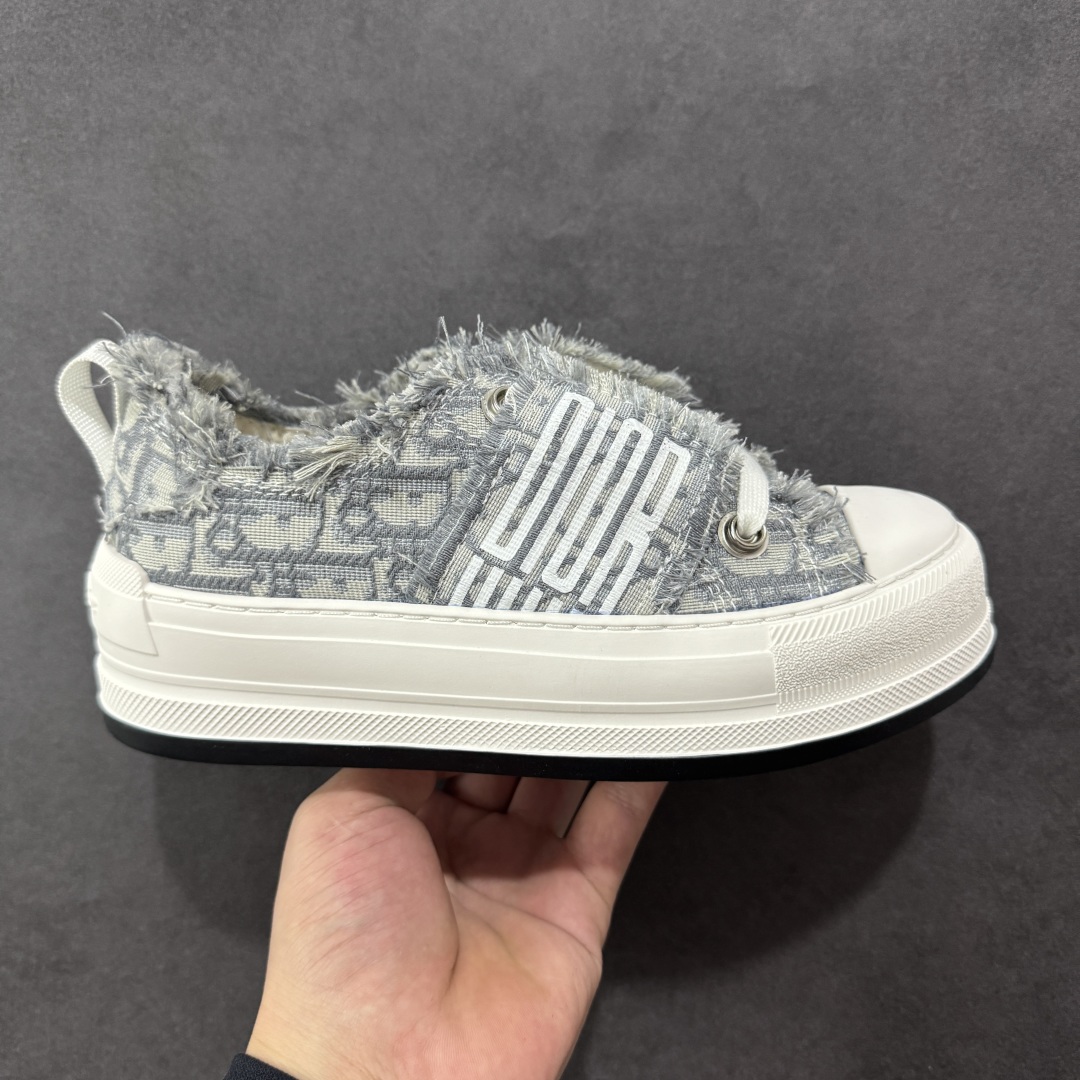 【广东纯原版本】WALK\'N\'DIOR 厚底时装板鞋 棉质刺绣oblique 印花dior 新款厚底刺绣帆布鞋 “厚底皮面灰色” Dior 2023春夏厚底刺绣布鞋增高效果不错 鞋面精工立体刺绣 精致高级 老花图案超百搭脚感也很舒服日常穿它肯定不会出错 大概有3-5厘米左右的增高 Walk\'n\'Dior 厚底运动鞋是一款时尚单品 提升该系列的格调 oblique印花棉质刺绣鞋面 搭配舒适厚底 鞋舌和 Christian Dior Paris 标志鞋带 可为各式休闲造型增添时髦气质 鞋舌鞋底和鞋带饰有品牌特色细节 EvA鞋底饰有Christian Dior 的幸运星符号另附鞋带一副 尺码 35 36 37 38 39 40-选品中心