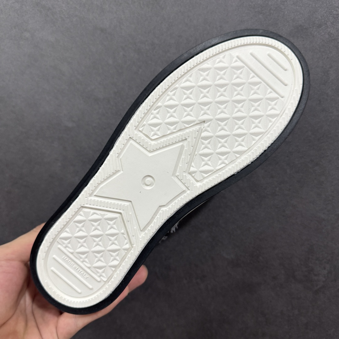 图片[9]-【广东纯原版本】WALK\’N\’DIOR 厚底时装板鞋 棉质刺绣oblique 印花dior 新款厚底刺绣帆布鞋 “厚底皮面灰色” Dior 2023春夏厚底刺绣布鞋增高效果不错 鞋面精工立体刺绣 精致高级 老花图案超百搭脚感也很舒服日常穿它肯定不会出错 大概有3-5厘米左右的增高 Walk\’n\’Dior 厚底运动鞋是一款时尚单品 提升该系列的格调 oblique印花棉质刺绣鞋面 搭配舒适厚底 鞋舌和 Christian Dior Paris 标志鞋带 可为各式休闲造型增添时髦气质 鞋舌鞋底和鞋带饰有品牌特色细节 EvA鞋底饰有Christian Dior 的幸运星符号另附鞋带一副 尺码 35 36 37 38 39 40-选品中心