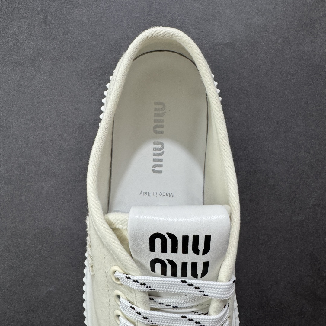 图片[7]-【顶级礼盒版本】miumiu缪缪时装周Miu Miu 2025春夏系列秀场本季Miu Miu延续了该风格推出了专属款，整体鞋型线条简约＋轻薄鞋底设计，配色大胆时尚~相信还会 春夏新款英伦风系带MiuMiu秀场工艺来自Miu Miu系列的细节特写 新季的潮流要素一 与此刻挚爱的概念，多元对撞，传达现代风格~ 尺码：35-40-选品中心