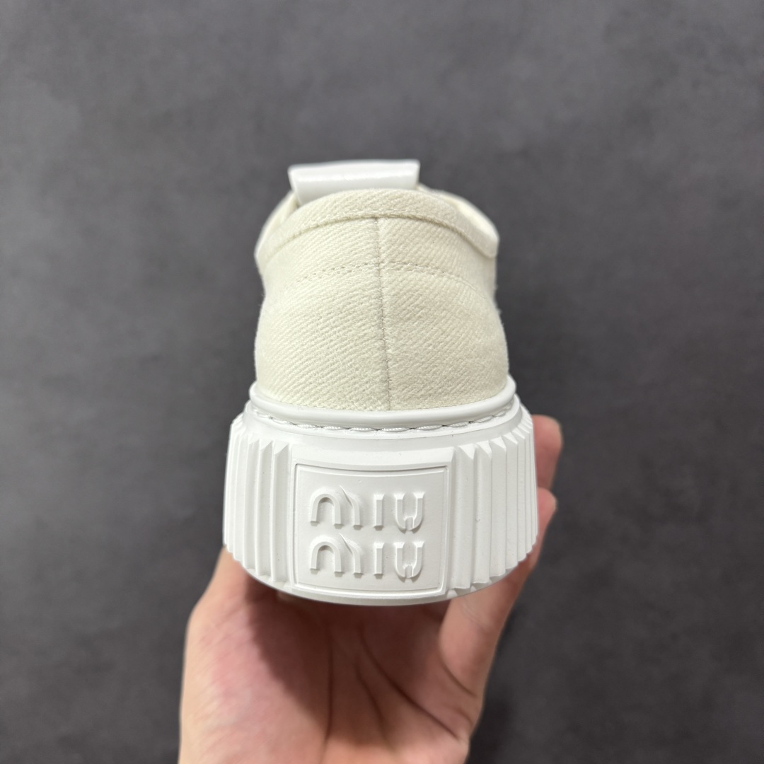 图片[4]-【顶级礼盒版本】miumiu缪缪时装周Miu Miu 2025春夏系列秀场本季Miu Miu延续了该风格推出了专属款，整体鞋型线条简约＋轻薄鞋底设计，配色大胆时尚~相信还会 春夏新款英伦风系带MiuMiu秀场工艺来自Miu Miu系列的细节特写 新季的潮流要素一 与此刻挚爱的概念，多元对撞，传达现代风格~ 尺码：35-40-选品中心