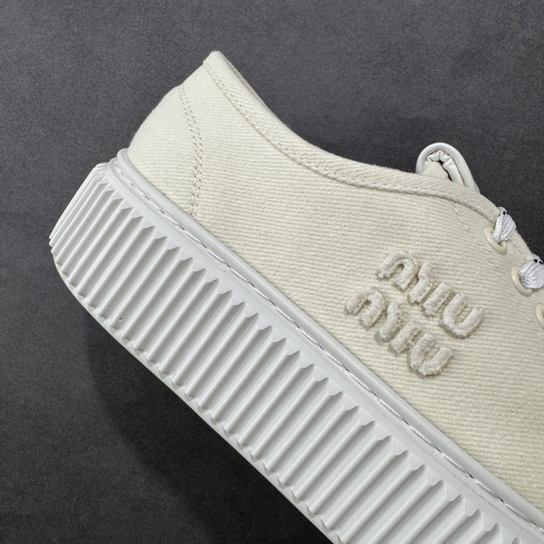 图片[6]-【顶级礼盒版本】miumiu缪缪时装周Miu Miu 2025春夏系列秀场本季Miu Miu延续了该风格推出了专属款，整体鞋型线条简约＋轻薄鞋底设计，配色大胆时尚~相信还会 春夏新款英伦风系带MiuMiu秀场工艺来自Miu Miu系列的细节特写 新季的潮流要素一 与此刻挚爱的概念，多元对撞，传达现代风格~ 尺码：35-40-选品中心