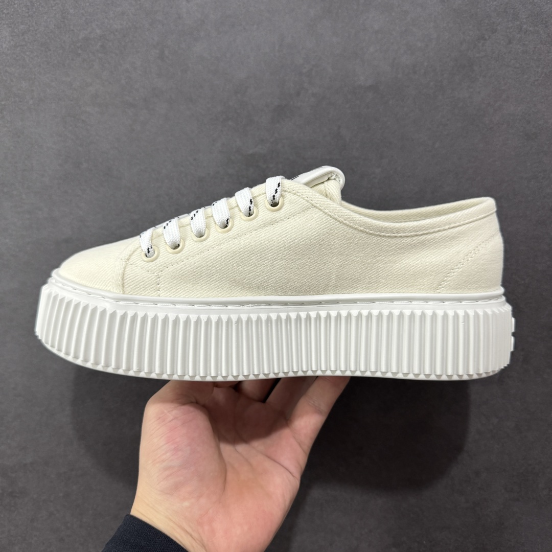 图片[2]-【顶级礼盒版本】miumiu缪缪时装周Miu Miu 2025春夏系列秀场本季Miu Miu延续了该风格推出了专属款，整体鞋型线条简约＋轻薄鞋底设计，配色大胆时尚~相信还会 春夏新款英伦风系带MiuMiu秀场工艺来自Miu Miu系列的细节特写 新季的潮流要素一 与此刻挚爱的概念，多元对撞，传达现代风格~ 尺码：35-40-选品中心