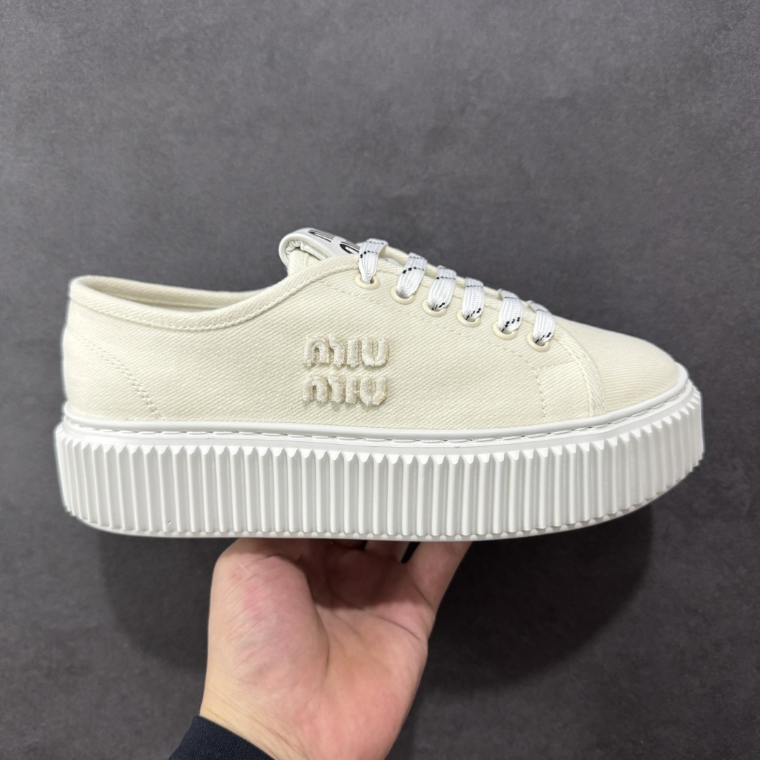 【顶级礼盒版本】miumiu缪缪时装周Miu Miu 2025春夏系列秀场本季Miu Miu延续了该风格推出了专属款,整体鞋型线条简约+轻薄鞋底设计,配色大胆时尚~相信还会 春夏新款英伦风系带MiuMiu秀场工艺来自Miu Miu系列的细节特写 新季的潮流要素一 与此刻挚爱的概念,多元对撞,传达现代风格~ 尺码:35-40-选品中心