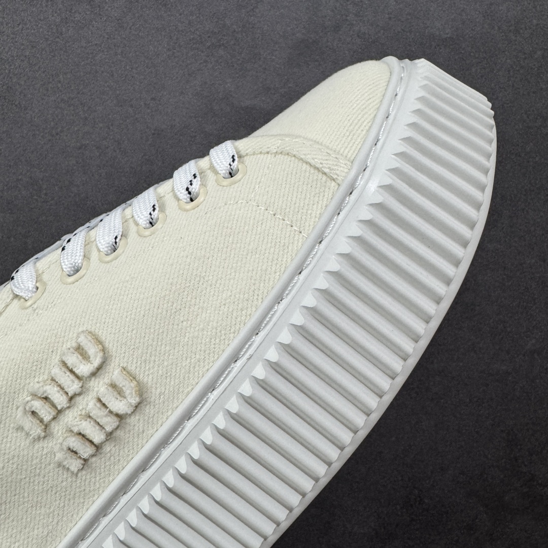 图片[5]-【顶级礼盒版本】miumiu缪缪时装周Miu Miu 2025春夏系列秀场本季Miu Miu延续了该风格推出了专属款，整体鞋型线条简约＋轻薄鞋底设计，配色大胆时尚~相信还会 春夏新款英伦风系带MiuMiu秀场工艺来自Miu Miu系列的细节特写 新季的潮流要素一 与此刻挚爱的概念，多元对撞，传达现代风格~ 尺码：35-40-选品中心