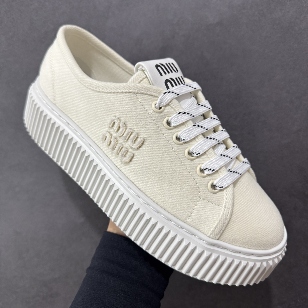 图片[3]-【顶级礼盒版本】miumiu缪缪时装周Miu Miu 2025春夏系列秀场本季Miu Miu延续了该风格推出了专属款，整体鞋型线条简约＋轻薄鞋底设计，配色大胆时尚~相信还会 春夏新款英伦风系带MiuMiu秀场工艺来自Miu Miu系列的细节特写 新季的潮流要素一 与此刻挚爱的概念，多元对撞，传达现代风格~ 尺码：35-40-选品中心