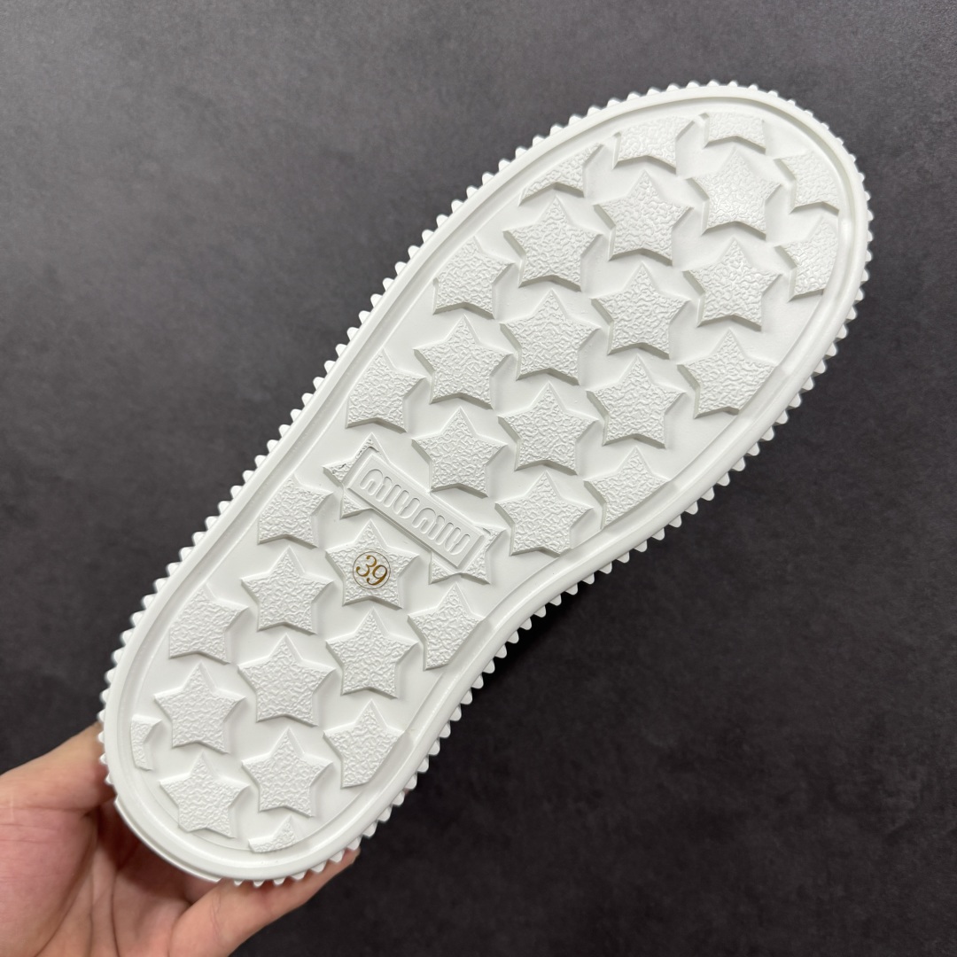 图片[9]-【顶级礼盒版本】miumiu缪缪时装周Miu Miu 2025春夏系列秀场本季Miu Miu延续了该风格推出了专属款，整体鞋型线条简约＋轻薄鞋底设计，配色大胆时尚~相信还会 春夏新款英伦风系带MiuMiu秀场工艺来自Miu Miu系列的细节特写 新季的潮流要素一 与此刻挚爱的概念，多元对撞，传达现代风格~ 尺码：35-40-选品中心