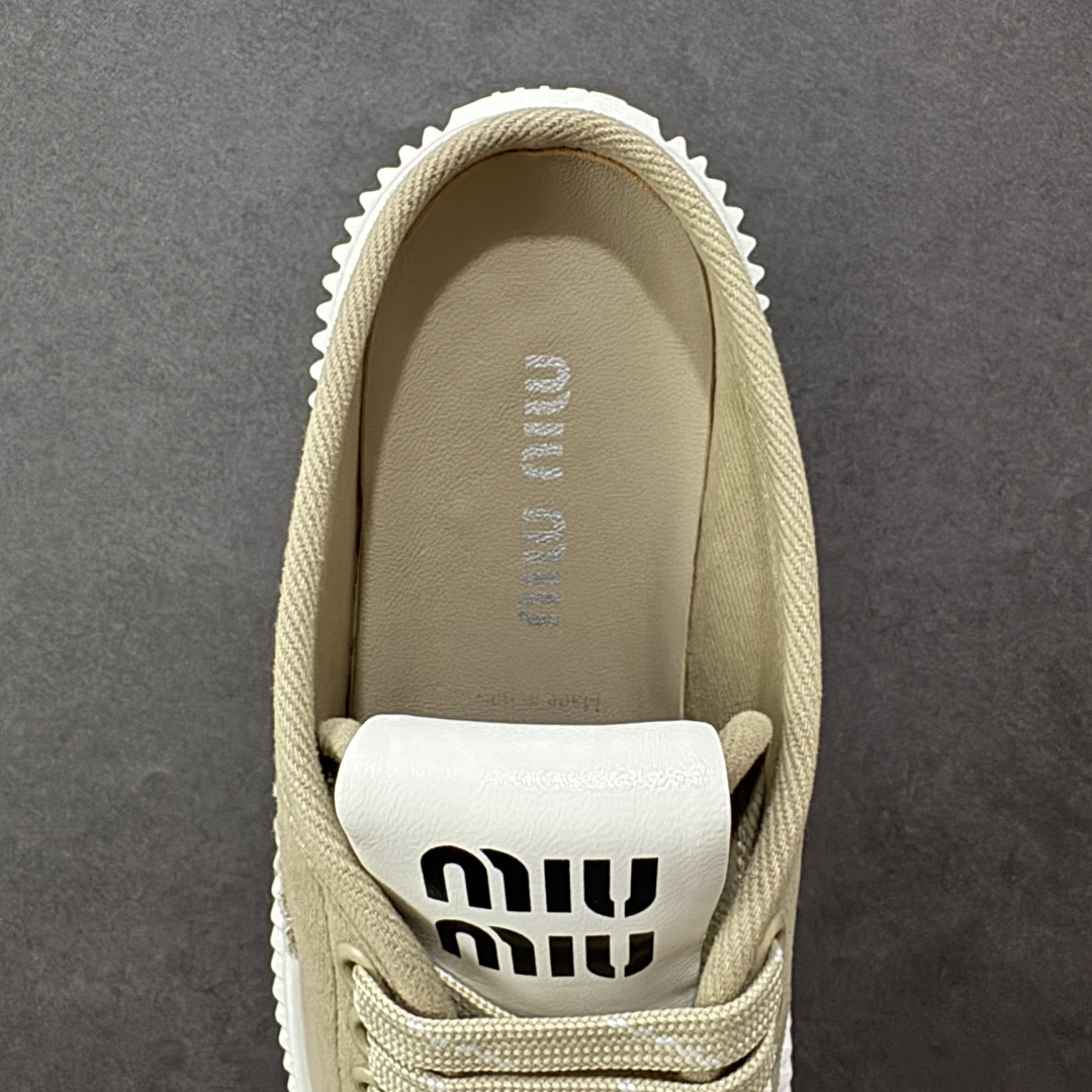  
【顶级礼盒版本】miumiu缪缪时装周Miu Miu 2025春夏系列秀场本季Miu Miu延续了该