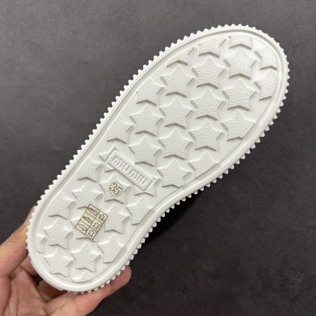  
【顶级礼盒版本】miumiu缪缪时装周Miu Miu 2025春夏系列秀场本季Miu Miu延续了该