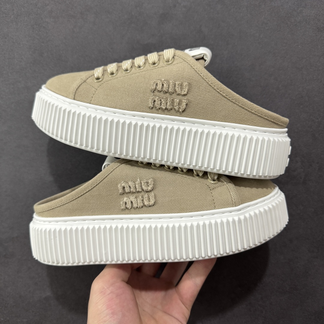  
【顶级礼盒版本】miumiu缪缪时装周Miu Miu 2025春夏系列秀场本季Miu Miu延续了该