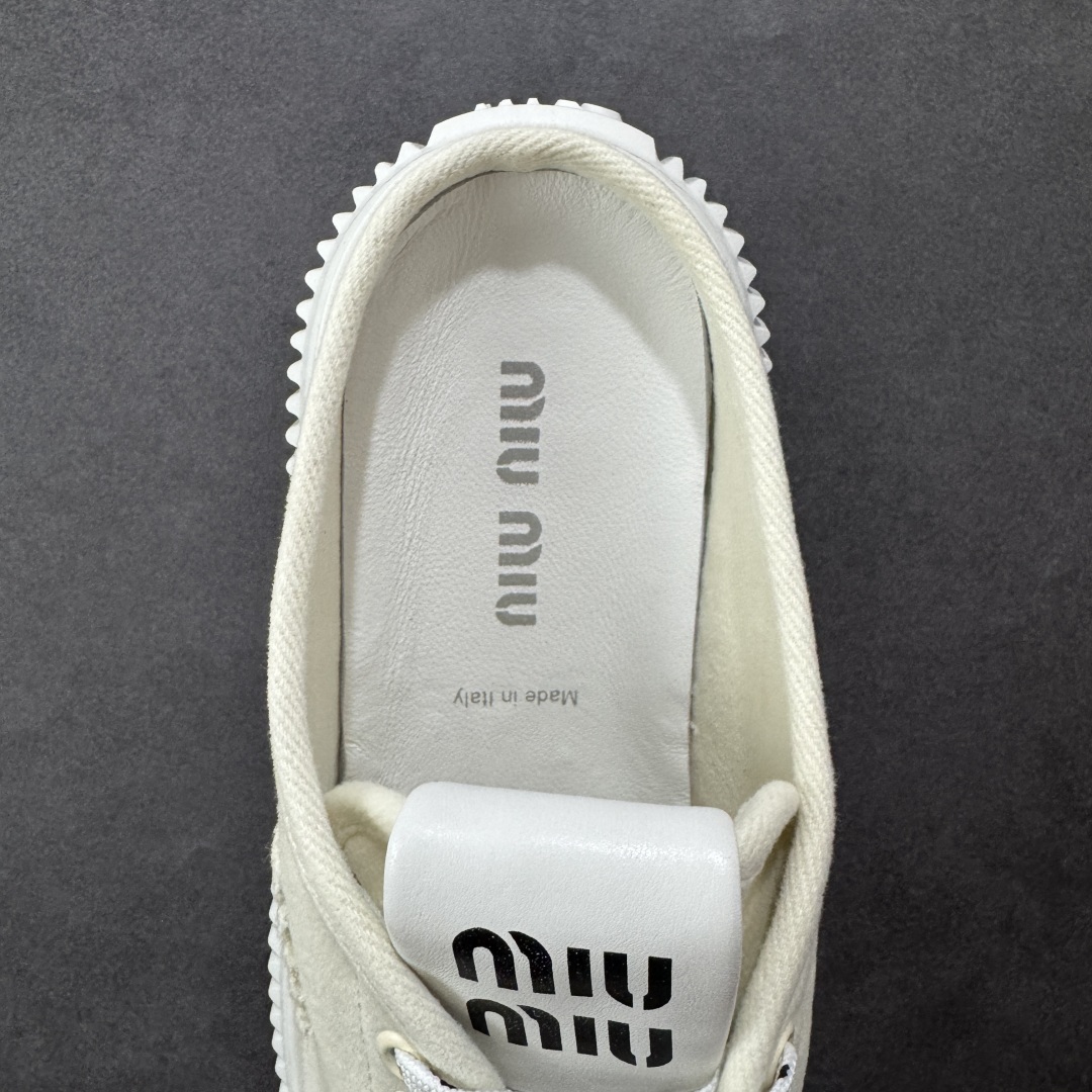  
【顶级礼盒版本】miumiu缪缪时装周Miu Miu 2025春夏系列秀场本季Miu Miu延续了该