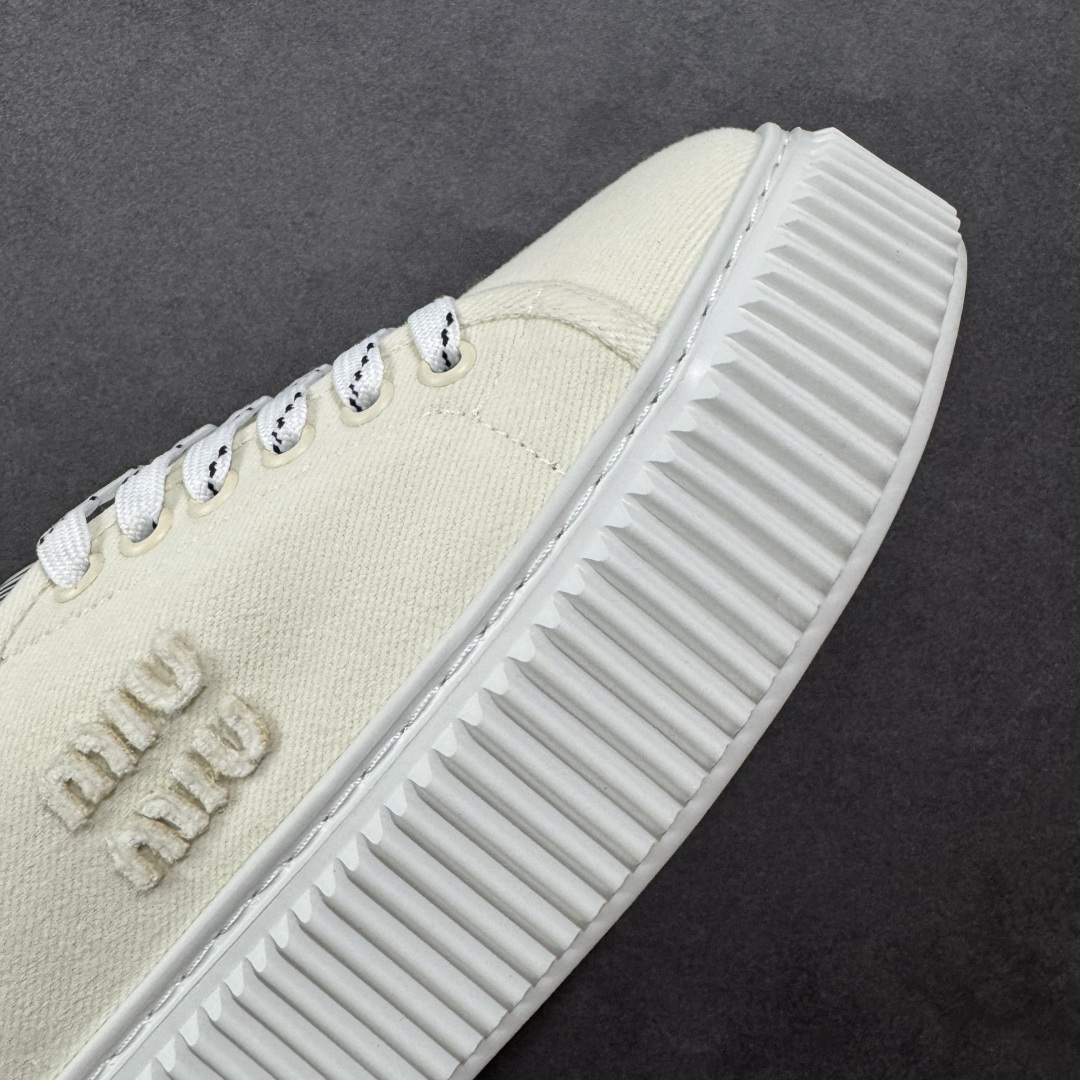  
【顶级礼盒版本】miumiu缪缪时装周Miu Miu 2025春夏系列秀场本季Miu Miu延续了该