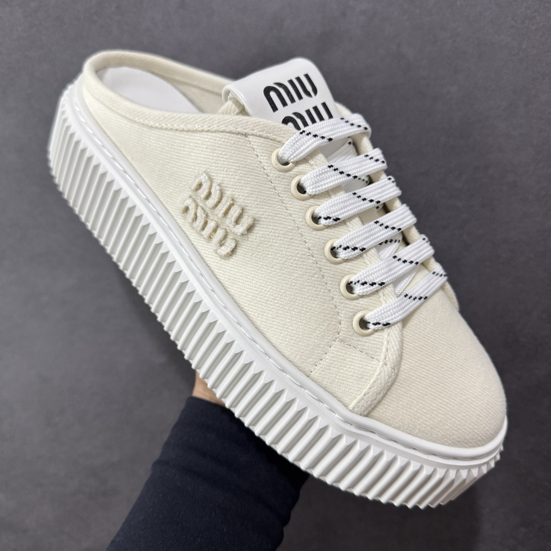  
【顶级礼盒版本】miumiu缪缪时装周Miu Miu 2025春夏系列秀场本季Miu Miu延续了该