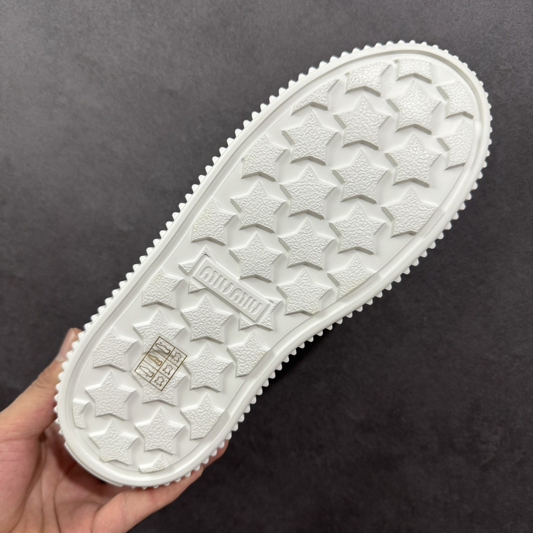  
【顶级礼盒版本】miumiu缪缪时装周Miu Miu 2025春夏系列秀场本季Miu Miu延续了该