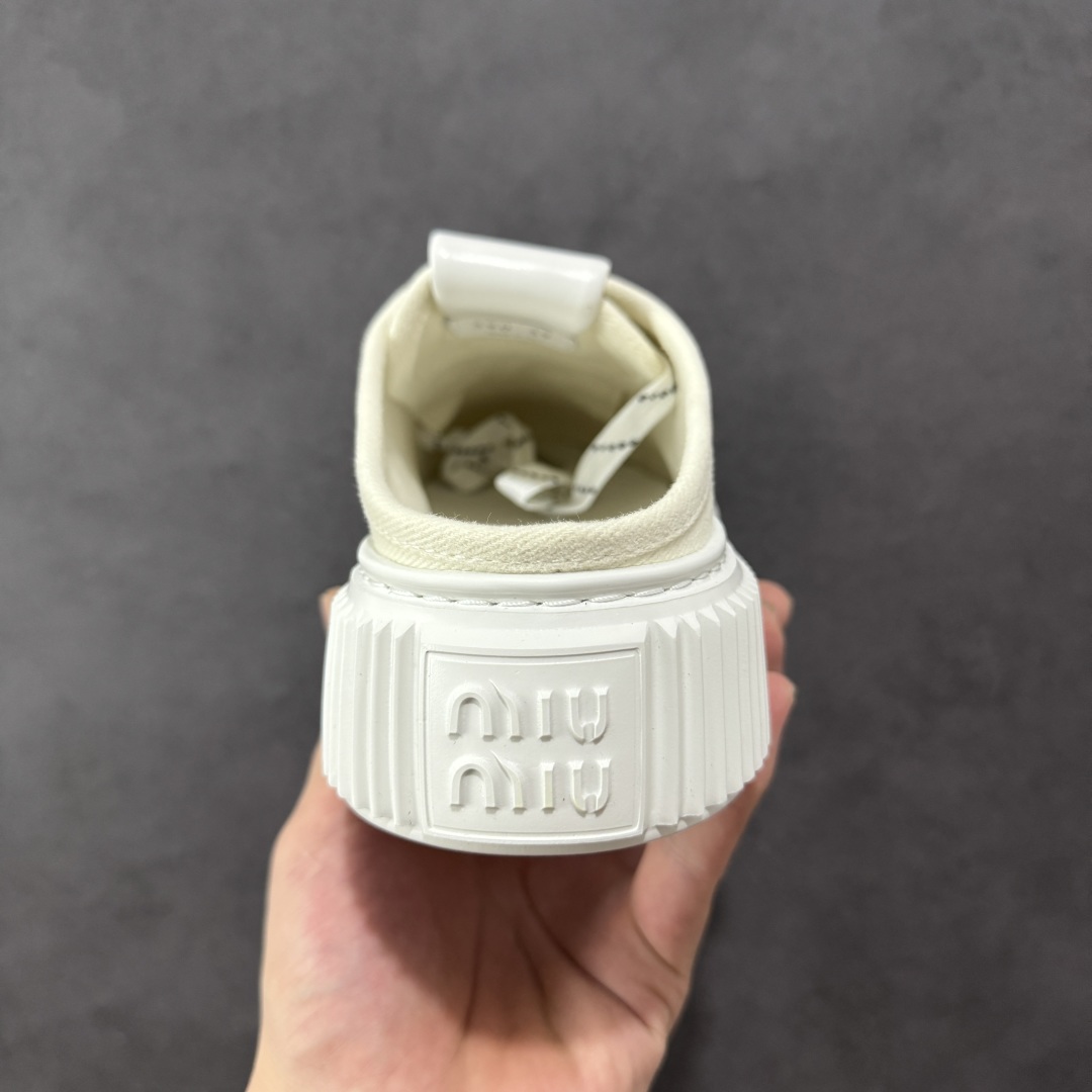  
【顶级礼盒版本】miumiu缪缪时装周Miu Miu 2025春夏系列秀场本季Miu Miu延续了该