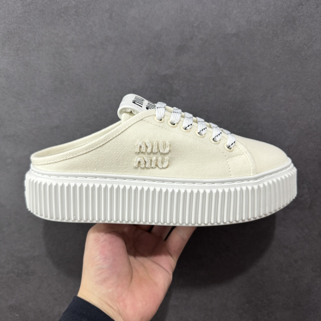  
【顶级礼盒版本】miumiu缪缪时装周Miu Miu 2025春夏系列秀场本季Miu Miu延续了该