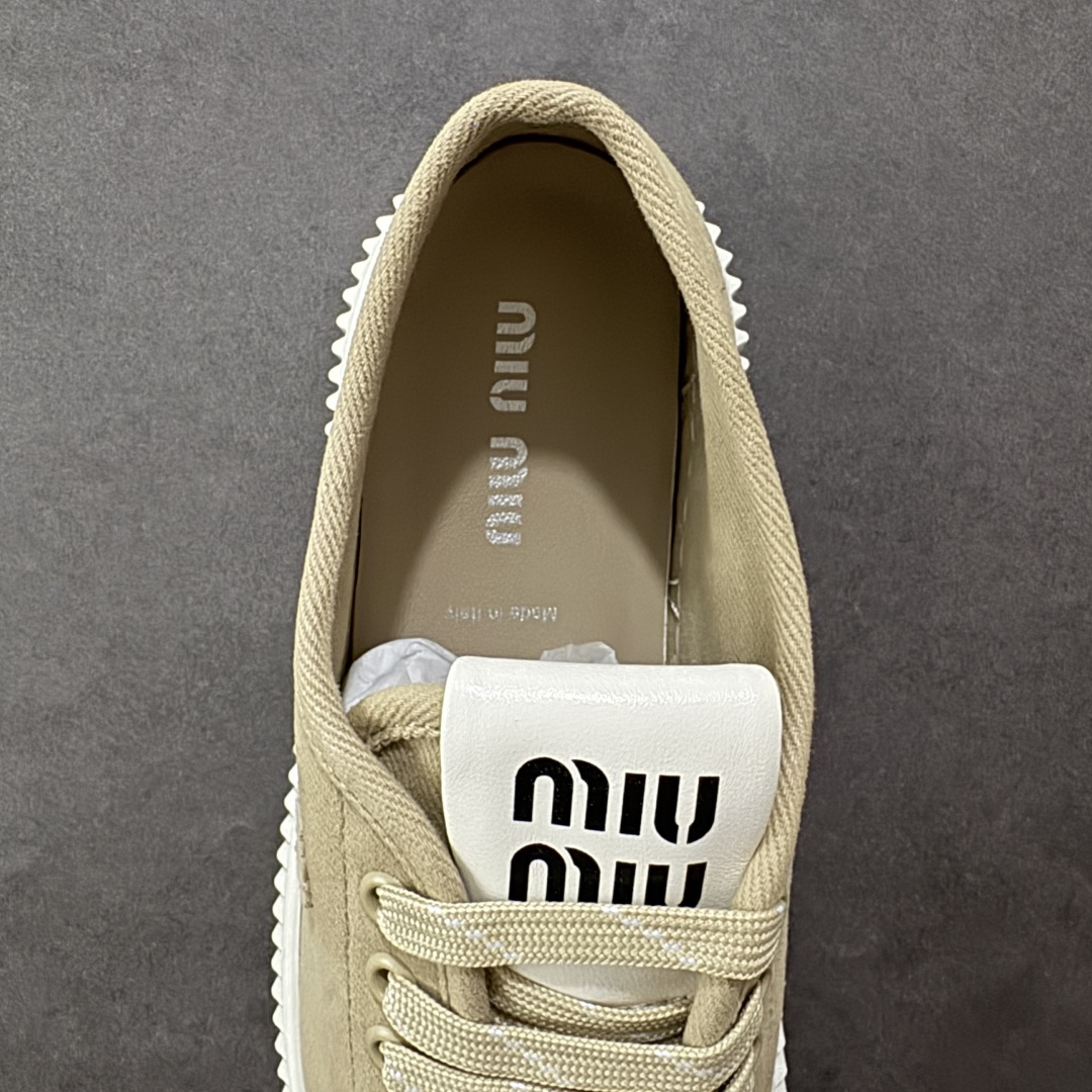  
【顶级礼盒版本】miumiu缪缪时装周Miu Miu 2025春夏系列秀场本季Miu Miu延续了该