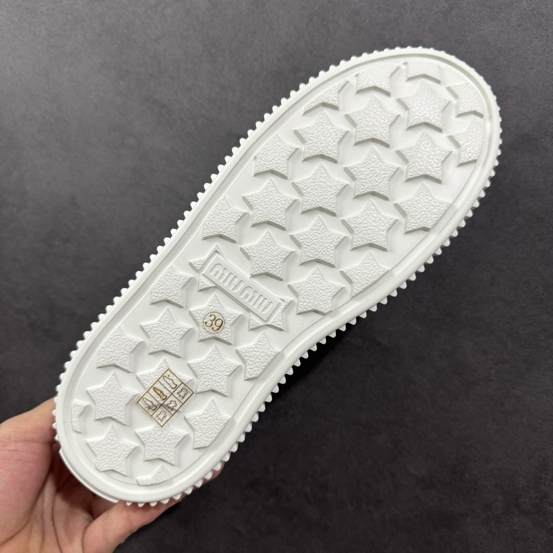  
【顶级礼盒版本】miumiu缪缪时装周Miu Miu 2025春夏系列秀场本季Miu Miu延续了该