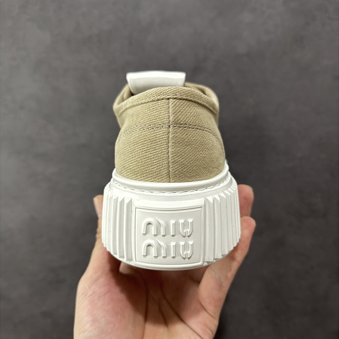  
【顶级礼盒版本】miumiu缪缪时装周Miu Miu 2025春夏系列秀场本季Miu Miu延续了该