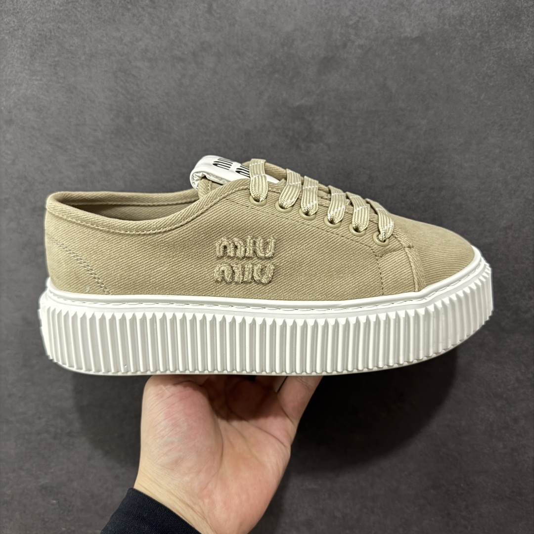  
【顶级礼盒版本】miumiu缪缪时装周Miu Miu 2025春夏系列秀场本季Miu Miu延续了该