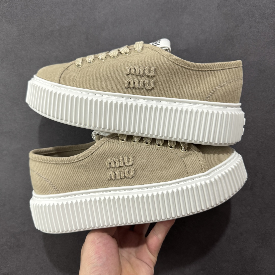  
【顶级礼盒版本】miumiu缪缪时装周Miu Miu 2025春夏系列秀场本季Miu Miu延续了该