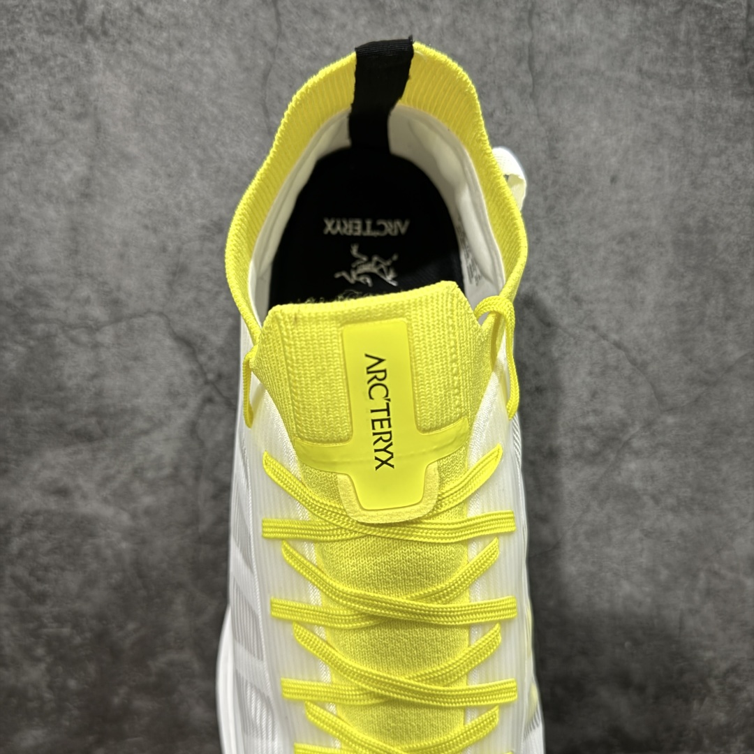 图片[8]-【公司级】Arcteryx始祖鸟 Norvan SL 3 舒适耐磨 织物减震防滑 低帮跑步鞋 市售最高版 注意区分市场版本 升级原楦原纸版开发版型 采用同源一致一体成型热熔鞋面材质 搭载85%压缩EVA缓震中底技术 独立开模vibram黄金耐磨锯齿外底❗️ 越野徒步+日常通勤两不误！ 尺码：39-45 ARC\’TERYX始祖鸟，户外运动产品的天花板品牌，2017年发布第一款越野跑鞋NORVAN VT，始祖鸟的越野跑鞋分为三个系列，分别是：VT（Vertical Terrain垂直地形）、LD（Long Distance长距离）、SL（Super Light超轻），发展到今日已经更新到了第三代产品，而NORVAN的命名源于北温哥华（North Vancouver）代表高性能越野跑系统。在2018年我测评了始祖鸟第一代长距离越野跑鞋NORVAN LD，而这次测评的，正是该系列的第三代产品NORVAN LD 3，它与初代相比可以说是脱胎换骨的改变。在整体外观方面，NORVAN LD 3保持了ARC\’TERYX始祖鸟一贯的设计风格，配色一如既往的“素”，使用纯色营造出高级感。鞋面采用单层网孔Cordura®鞋面，与初代的紧密编织鞋面相比透气性能更好，鞋面热压了TPU薄膜支撑鞋面，得益于靠近中底整圈的热压TPU，使NORVAN LD 3的涉水深度更深。NORVAN LD 3帮面一体成型，只在跟杯正中进行缝合，跟杯有硬质港宝，能有效支撑和锁定足跟，足跟外侧印刷了ARC\’TERYX始祖鸟LOGO。鞋头多层防踢设计保护脚趾，避免脚趾踢到尖利的岩石导致受伤。-选品中心