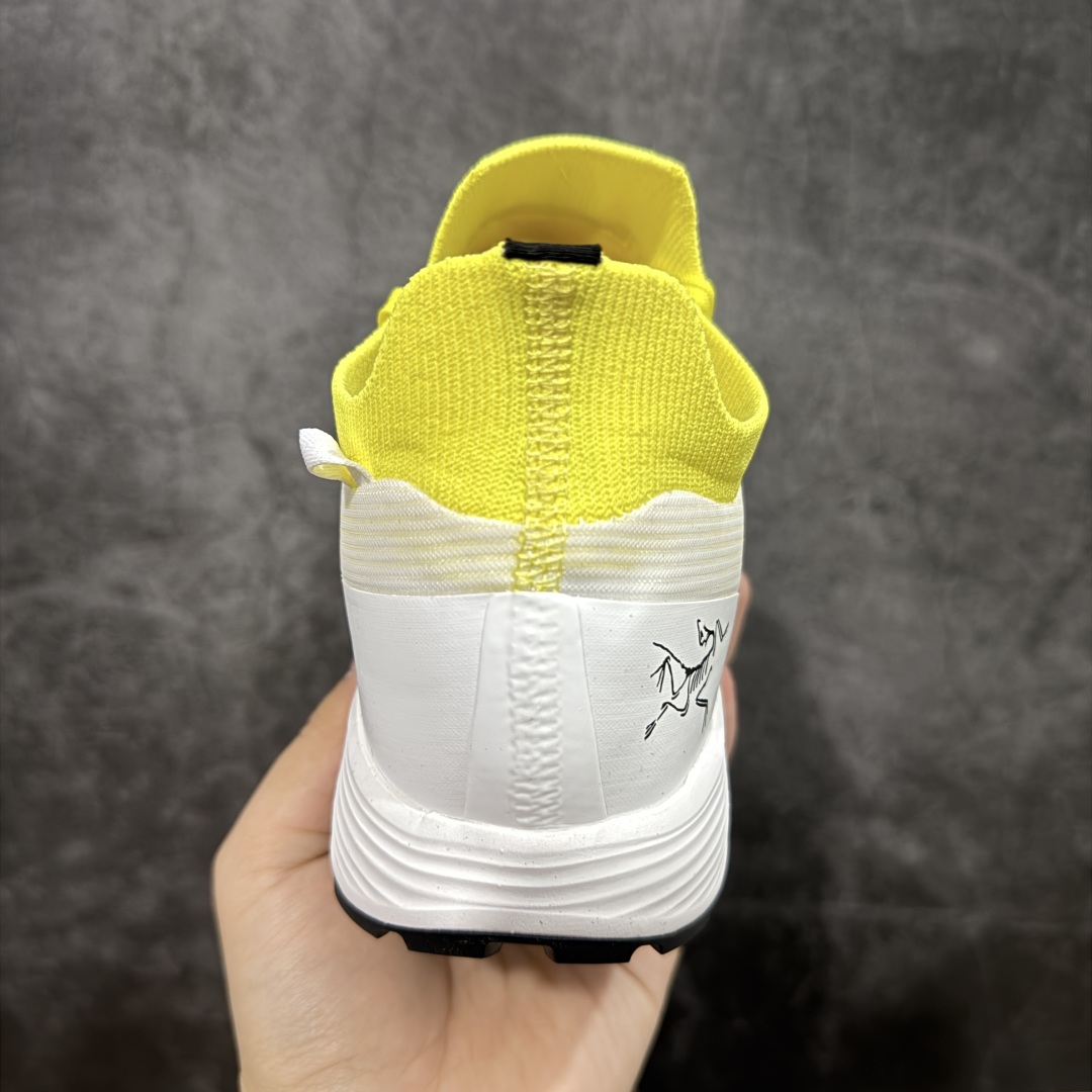 图片[4]-【公司级】Arcteryx始祖鸟 Norvan SL 3 舒适耐磨 织物减震防滑 低帮跑步鞋 市售最高版 注意区分市场版本 升级原楦原纸版开发版型 采用同源一致一体成型热熔鞋面材质 搭载85%压缩EVA缓震中底技术 独立开模vibram黄金耐磨锯齿外底❗️ 越野徒步+日常通勤两不误！ 尺码：39-45 ARC\’TERYX始祖鸟，户外运动产品的天花板品牌，2017年发布第一款越野跑鞋NORVAN VT，始祖鸟的越野跑鞋分为三个系列，分别是：VT（Vertical Terrain垂直地形）、LD（Long Distance长距离）、SL（Super Light超轻），发展到今日已经更新到了第三代产品，而NORVAN的命名源于北温哥华（North Vancouver）代表高性能越野跑系统。在2018年我测评了始祖鸟第一代长距离越野跑鞋NORVAN LD，而这次测评的，正是该系列的第三代产品NORVAN LD 3，它与初代相比可以说是脱胎换骨的改变。在整体外观方面，NORVAN LD 3保持了ARC\’TERYX始祖鸟一贯的设计风格，配色一如既往的“素”，使用纯色营造出高级感。鞋面采用单层网孔Cordura®鞋面，与初代的紧密编织鞋面相比透气性能更好，鞋面热压了TPU薄膜支撑鞋面，得益于靠近中底整圈的热压TPU，使NORVAN LD 3的涉水深度更深。NORVAN LD 3帮面一体成型，只在跟杯正中进行缝合，跟杯有硬质港宝，能有效支撑和锁定足跟，足跟外侧印刷了ARC\’TERYX始祖鸟LOGO。鞋头多层防踢设计保护脚趾，避免脚趾踢到尖利的岩石导致受伤。-选品中心