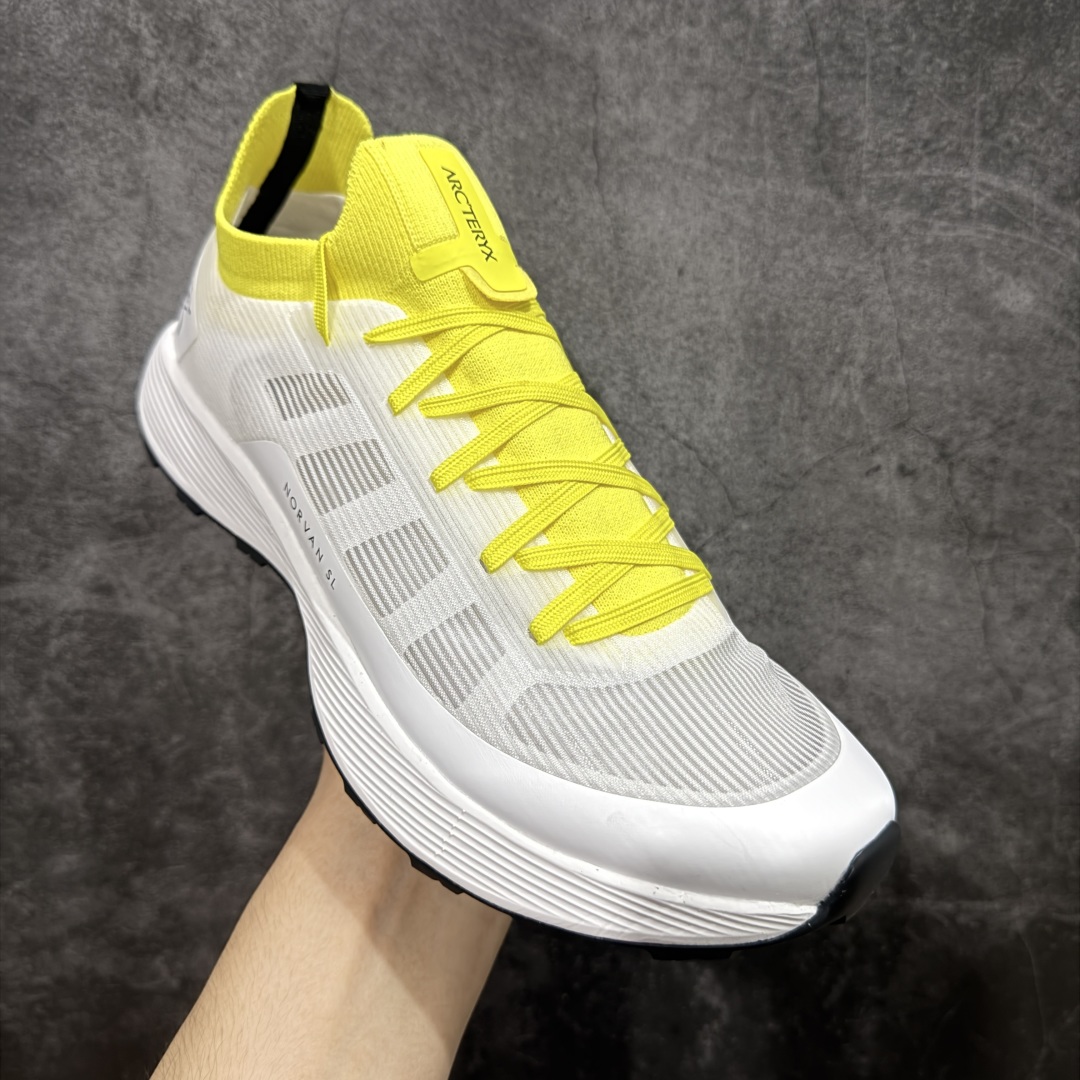 图片[3]-【公司级】Arcteryx始祖鸟 Norvan SL 3 舒适耐磨 织物减震防滑 低帮跑步鞋 市售最高版 注意区分市场版本 升级原楦原纸版开发版型 采用同源一致一体成型热熔鞋面材质 搭载85%压缩EVA缓震中底技术 独立开模vibram黄金耐磨锯齿外底❗️ 越野徒步+日常通勤两不误！ 尺码：39-45 ARC\’TERYX始祖鸟，户外运动产品的天花板品牌，2017年发布第一款越野跑鞋NORVAN VT，始祖鸟的越野跑鞋分为三个系列，分别是：VT（Vertical Terrain垂直地形）、LD（Long Distance长距离）、SL（Super Light超轻），发展到今日已经更新到了第三代产品，而NORVAN的命名源于北温哥华（North Vancouver）代表高性能越野跑系统。在2018年我测评了始祖鸟第一代长距离越野跑鞋NORVAN LD，而这次测评的，正是该系列的第三代产品NORVAN LD 3，它与初代相比可以说是脱胎换骨的改变。在整体外观方面，NORVAN LD 3保持了ARC\’TERYX始祖鸟一贯的设计风格，配色一如既往的“素”，使用纯色营造出高级感。鞋面采用单层网孔Cordura®鞋面，与初代的紧密编织鞋面相比透气性能更好，鞋面热压了TPU薄膜支撑鞋面，得益于靠近中底整圈的热压TPU，使NORVAN LD 3的涉水深度更深。NORVAN LD 3帮面一体成型，只在跟杯正中进行缝合，跟杯有硬质港宝，能有效支撑和锁定足跟，足跟外侧印刷了ARC\’TERYX始祖鸟LOGO。鞋头多层防踢设计保护脚趾，避免脚趾踢到尖利的岩石导致受伤。-选品中心