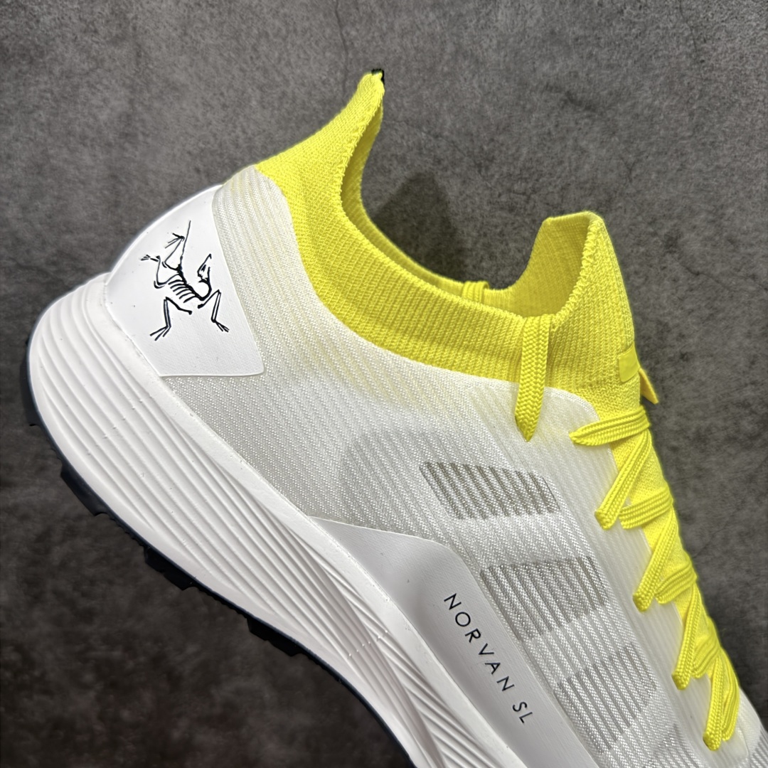 图片[7]-【公司级】Arcteryx始祖鸟 Norvan SL 3 舒适耐磨 织物减震防滑 低帮跑步鞋 市售最高版 注意区分市场版本 升级原楦原纸版开发版型 采用同源一致一体成型热熔鞋面材质 搭载85%压缩EVA缓震中底技术 独立开模vibram黄金耐磨锯齿外底❗️ 越野徒步+日常通勤两不误！ 尺码：39-45 ARC\’TERYX始祖鸟，户外运动产品的天花板品牌，2017年发布第一款越野跑鞋NORVAN VT，始祖鸟的越野跑鞋分为三个系列，分别是：VT（Vertical Terrain垂直地形）、LD（Long Distance长距离）、SL（Super Light超轻），发展到今日已经更新到了第三代产品，而NORVAN的命名源于北温哥华（North Vancouver）代表高性能越野跑系统。在2018年我测评了始祖鸟第一代长距离越野跑鞋NORVAN LD，而这次测评的，正是该系列的第三代产品NORVAN LD 3，它与初代相比可以说是脱胎换骨的改变。在整体外观方面，NORVAN LD 3保持了ARC\’TERYX始祖鸟一贯的设计风格，配色一如既往的“素”，使用纯色营造出高级感。鞋面采用单层网孔Cordura®鞋面，与初代的紧密编织鞋面相比透气性能更好，鞋面热压了TPU薄膜支撑鞋面，得益于靠近中底整圈的热压TPU，使NORVAN LD 3的涉水深度更深。NORVAN LD 3帮面一体成型，只在跟杯正中进行缝合，跟杯有硬质港宝，能有效支撑和锁定足跟，足跟外侧印刷了ARC\’TERYX始祖鸟LOGO。鞋头多层防踢设计保护脚趾，避免脚趾踢到尖利的岩石导致受伤。-选品中心