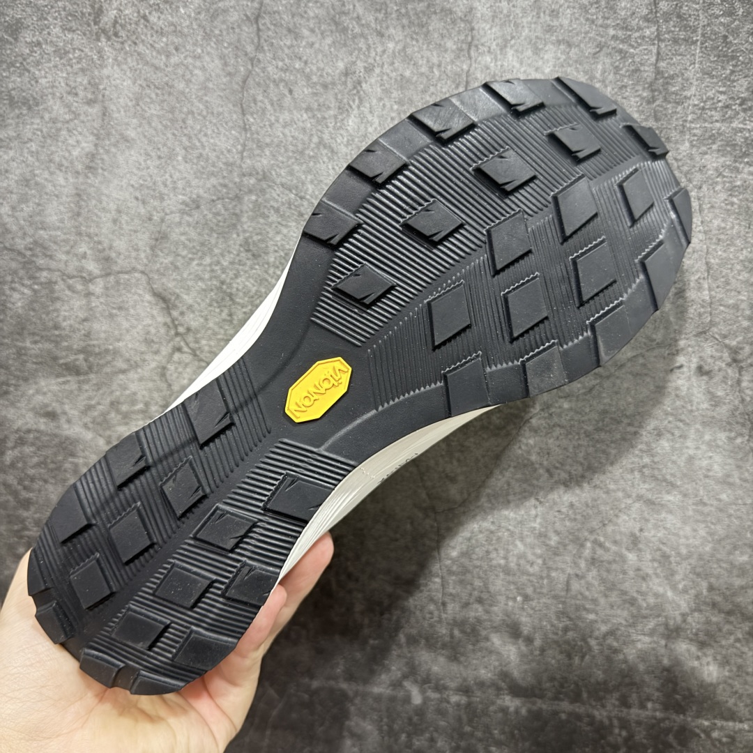 图片[9]-【公司级】Arcteryx始祖鸟 Norvan SL 3 舒适耐磨 织物减震防滑 低帮跑步鞋 市售最高版 注意区分市场版本 升级原楦原纸版开发版型 采用同源一致一体成型热熔鞋面材质 搭载85%压缩EVA缓震中底技术 独立开模vibram黄金耐磨锯齿外底❗️ 越野徒步+日常通勤两不误！ 尺码：39-45 ARC\’TERYX始祖鸟，户外运动产品的天花板品牌，2017年发布第一款越野跑鞋NORVAN VT，始祖鸟的越野跑鞋分为三个系列，分别是：VT（Vertical Terrain垂直地形）、LD（Long Distance长距离）、SL（Super Light超轻），发展到今日已经更新到了第三代产品，而NORVAN的命名源于北温哥华（North Vancouver）代表高性能越野跑系统。在2018年我测评了始祖鸟第一代长距离越野跑鞋NORVAN LD，而这次测评的，正是该系列的第三代产品NORVAN LD 3，它与初代相比可以说是脱胎换骨的改变。在整体外观方面，NORVAN LD 3保持了ARC\’TERYX始祖鸟一贯的设计风格，配色一如既往的“素”，使用纯色营造出高级感。鞋面采用单层网孔Cordura®鞋面，与初代的紧密编织鞋面相比透气性能更好，鞋面热压了TPU薄膜支撑鞋面，得益于靠近中底整圈的热压TPU，使NORVAN LD 3的涉水深度更深。NORVAN LD 3帮面一体成型，只在跟杯正中进行缝合，跟杯有硬质港宝，能有效支撑和锁定足跟，足跟外侧印刷了ARC\’TERYX始祖鸟LOGO。鞋头多层防踢设计保护脚趾，避免脚趾踢到尖利的岩石导致受伤。-选品中心