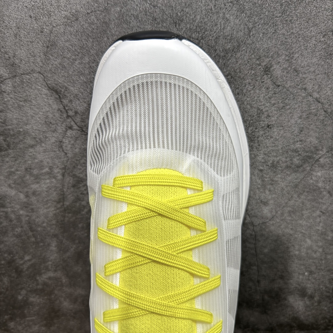 图片[5]-【公司级】Arcteryx始祖鸟 Norvan SL 3 舒适耐磨 织物减震防滑 低帮跑步鞋 市售最高版 注意区分市场版本 升级原楦原纸版开发版型 采用同源一致一体成型热熔鞋面材质 搭载85%压缩EVA缓震中底技术 独立开模vibram黄金耐磨锯齿外底❗️ 越野徒步+日常通勤两不误！ 尺码：39-45 ARC\’TERYX始祖鸟，户外运动产品的天花板品牌，2017年发布第一款越野跑鞋NORVAN VT，始祖鸟的越野跑鞋分为三个系列，分别是：VT（Vertical Terrain垂直地形）、LD（Long Distance长距离）、SL（Super Light超轻），发展到今日已经更新到了第三代产品，而NORVAN的命名源于北温哥华（North Vancouver）代表高性能越野跑系统。在2018年我测评了始祖鸟第一代长距离越野跑鞋NORVAN LD，而这次测评的，正是该系列的第三代产品NORVAN LD 3，它与初代相比可以说是脱胎换骨的改变。在整体外观方面，NORVAN LD 3保持了ARC\’TERYX始祖鸟一贯的设计风格，配色一如既往的“素”，使用纯色营造出高级感。鞋面采用单层网孔Cordura®鞋面，与初代的紧密编织鞋面相比透气性能更好，鞋面热压了TPU薄膜支撑鞋面，得益于靠近中底整圈的热压TPU，使NORVAN LD 3的涉水深度更深。NORVAN LD 3帮面一体成型，只在跟杯正中进行缝合，跟杯有硬质港宝，能有效支撑和锁定足跟，足跟外侧印刷了ARC\’TERYX始祖鸟LOGO。鞋头多层防踢设计保护脚趾，避免脚趾踢到尖利的岩石导致受伤。-选品中心