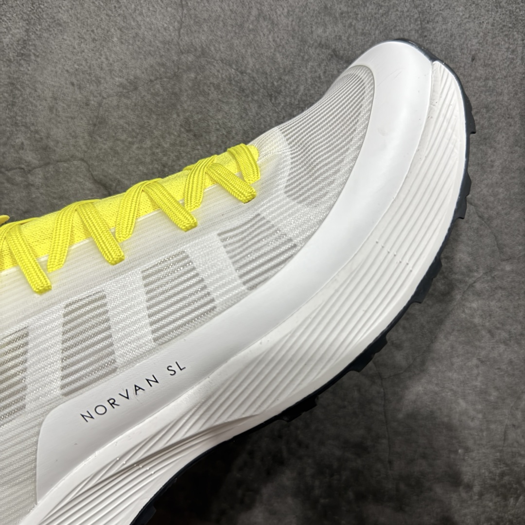 图片[6]-【公司级】Arcteryx始祖鸟 Norvan SL 3 舒适耐磨 织物减震防滑 低帮跑步鞋 市售最高版 注意区分市场版本 升级原楦原纸版开发版型 采用同源一致一体成型热熔鞋面材质 搭载85%压缩EVA缓震中底技术 独立开模vibram黄金耐磨锯齿外底❗️ 越野徒步+日常通勤两不误！ 尺码：39-45 ARC\’TERYX始祖鸟，户外运动产品的天花板品牌，2017年发布第一款越野跑鞋NORVAN VT，始祖鸟的越野跑鞋分为三个系列，分别是：VT（Vertical Terrain垂直地形）、LD（Long Distance长距离）、SL（Super Light超轻），发展到今日已经更新到了第三代产品，而NORVAN的命名源于北温哥华（North Vancouver）代表高性能越野跑系统。在2018年我测评了始祖鸟第一代长距离越野跑鞋NORVAN LD，而这次测评的，正是该系列的第三代产品NORVAN LD 3，它与初代相比可以说是脱胎换骨的改变。在整体外观方面，NORVAN LD 3保持了ARC\’TERYX始祖鸟一贯的设计风格，配色一如既往的“素”，使用纯色营造出高级感。鞋面采用单层网孔Cordura®鞋面，与初代的紧密编织鞋面相比透气性能更好，鞋面热压了TPU薄膜支撑鞋面，得益于靠近中底整圈的热压TPU，使NORVAN LD 3的涉水深度更深。NORVAN LD 3帮面一体成型，只在跟杯正中进行缝合，跟杯有硬质港宝，能有效支撑和锁定足跟，足跟外侧印刷了ARC\’TERYX始祖鸟LOGO。鞋头多层防踢设计保护脚趾，避免脚趾踢到尖利的岩石导致受伤。-选品中心