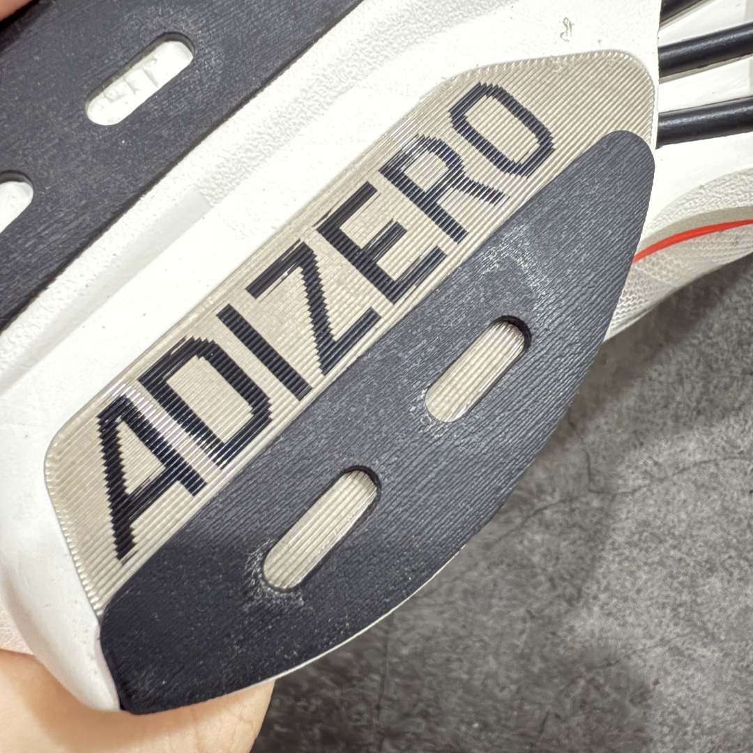 图片[8]-【HD真碳组合底】adidas Adizero Adios Pro 3 舒适百搭减震防滑耐磨 低帮 碳板 马拉松跑步鞋 波士顿3代夏季透气网眼竞速跑鞋 IE1053 延续爪型玻璃纤维推进系统 进化为全掌式的ENERGY RODS 2.0 从脚跟到脚趾的一体成形设计 强化整体推进力 提升速度表现 升级透气鞋面更具支撑性 利用ENGINEERED MESH技术进行不同密度织纹 强化支撑性 更使用50%以上的回收材料製成 减低塑料浪费 此外变薄的鞋舌为前掌提供更多空间 提供跑者更好的穿着感受 马牌轮胎大底耐磨性佳 大底全掌采用耐磨的Continental马牌轮胎大底 在各种环境下保有良好抓地力 尺码：36-45-选品中心