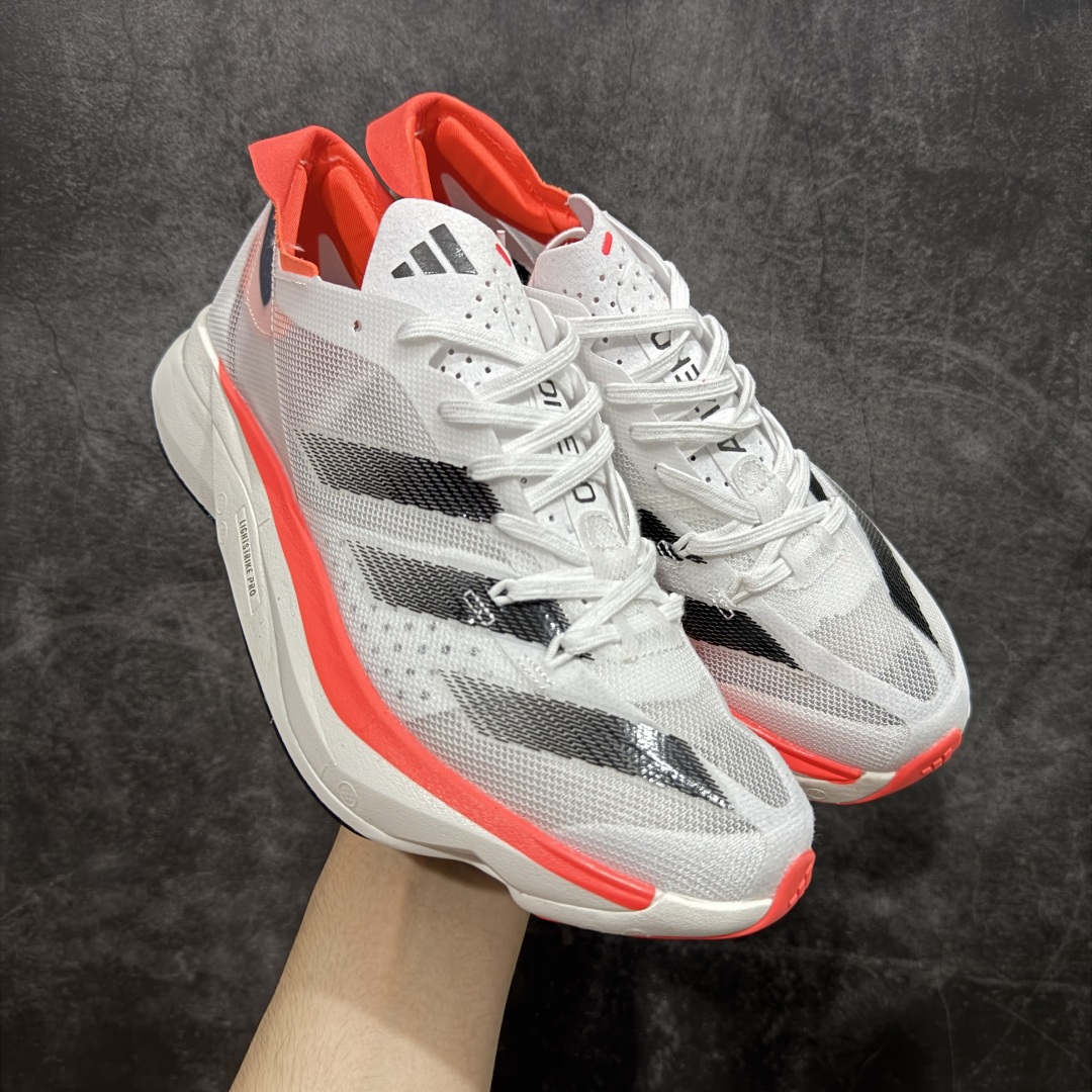 【HD真碳组合底】adidas Adizero Adios Pro 3 舒适百搭减震防滑耐磨 低帮 碳板 马拉松跑步鞋 波士顿3代夏季透气网眼竞速跑鞋 IE1053 延续爪型玻璃纤维推进系统 进化为全掌式的ENERGY RODS 2.0 从脚跟到脚趾的一体成形设计 强化整体推进力 提升速度表现 升级透气鞋面更具支撑性 利用ENGINEERED MESH技术进行不同密度织纹 强化支撑性 更使用50%以上的回收材料製成 减低塑料浪费 此外变薄的鞋舌为前掌提供更多空间 提供跑者更好的穿着感受 马牌轮胎大底耐磨性佳 大底全掌采用耐磨的Continental马牌轮胎大底 在各种环境下保有良好抓地力 尺码:36-45-选品中心