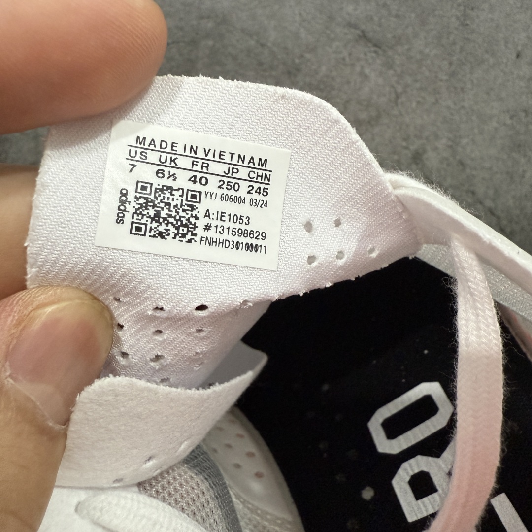 图片[9]-【HD真碳组合底】adidas Adizero Adios Pro 3 舒适百搭减震防滑耐磨 低帮 碳板 马拉松跑步鞋 波士顿3代夏季透气网眼竞速跑鞋 IE1053 延续爪型玻璃纤维推进系统 进化为全掌式的ENERGY RODS 2.0 从脚跟到脚趾的一体成形设计 强化整体推进力 提升速度表现 升级透气鞋面更具支撑性 利用ENGINEERED MESH技术进行不同密度织纹 强化支撑性 更使用50%以上的回收材料製成 减低塑料浪费 此外变薄的鞋舌为前掌提供更多空间 提供跑者更好的穿着感受 马牌轮胎大底耐磨性佳 大底全掌采用耐磨的Continental马牌轮胎大底 在各种环境下保有良好抓地力 尺码：36-45-选品中心