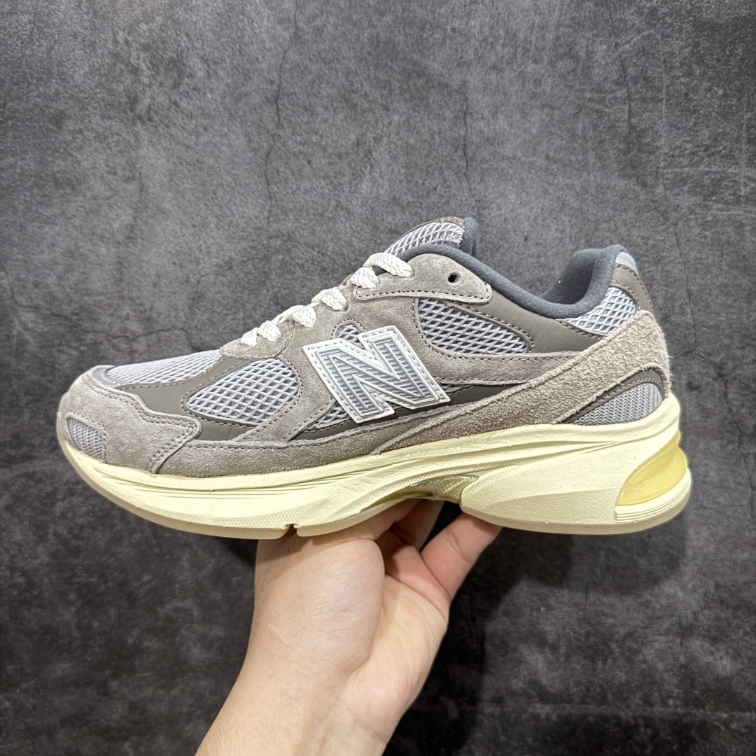 图片[2]-【纯原c版】New Balance M2010系列 新百伦 复古老爹风网布跑步休闲运动鞋 新百伦经典配色 沿袭了面世之初的经典科技 以ENCAP中底配以升级版 N-ERGY缓震物料 鞋面则采用特色的柔软麂皮搭以NewBalance经典的尼龙网布 低调中还原跑鞋本真 更年轻化的设计理念与材质 让新世代青年得以用全新视角体验经典鞋款的传奇魅力 货号：U2010GD 尺码：36 37 37.5 38 38.5 39.5 40 40.5 41.5 42 42.5 43 44 45-选品中心