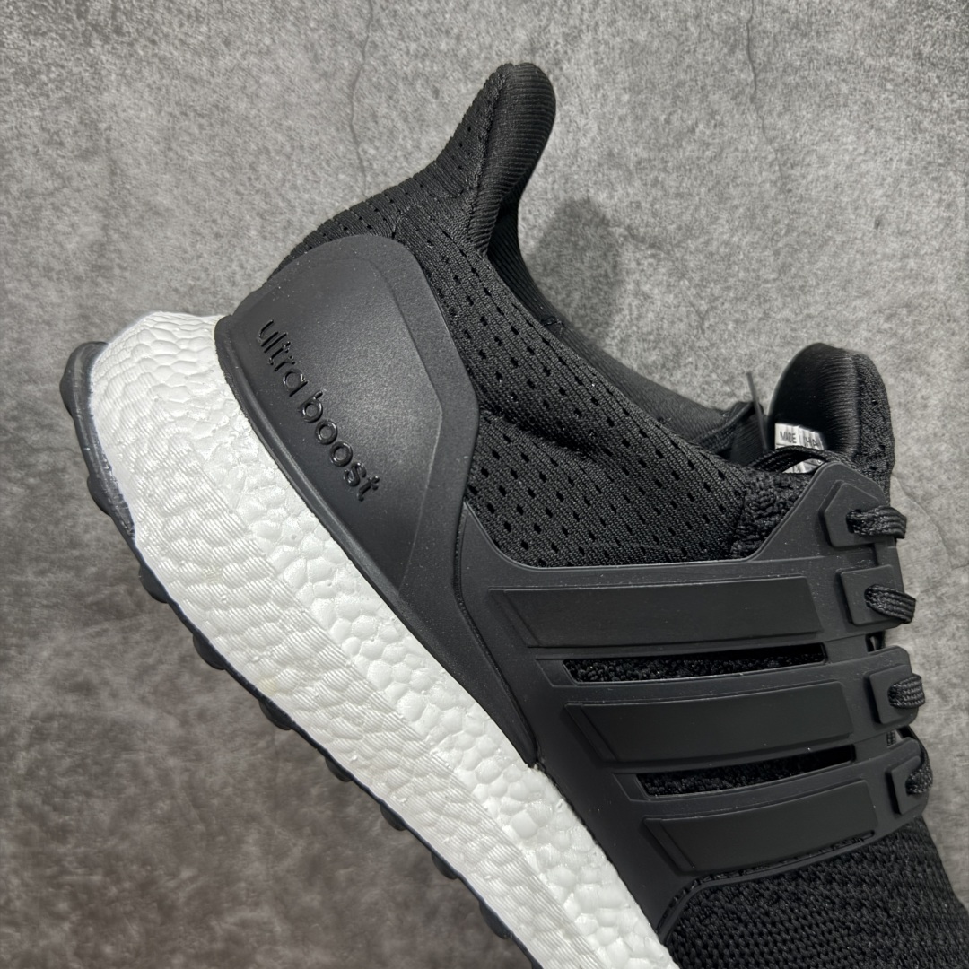 图片[7]-【纯原版】adidas Ultra boost 1.0 厚底 抗扭转 舒适潮流减震 中帮休闲训练长跑跑步鞋 男款 黑白 阿迪达斯经典跑鞋复刻 Ultra boost 1.0 回归啦 ✅ Primeknit鞋面，透气贴合，跑起来双脚会“呼吸” ✅ Boost中底+Continental马牌鞋底，缓震抗扭双buff，落地稳如踩云☁ 黑白（HQ4201）、全白（HQ4202）、纯黑（HQ4199）三色， 简约百搭不挑穿搭~ 35.5-46全码现货！ 顶级版本，原鞋开模、原料复刻，细节拉满✨ 不管是日常慢跑、长跑训练，还是出街炸场，这双都能打！ 纯原外贸平台特供订单 耗时半年巨作 #独家原包 原底原料 开模打造 #原厂鞋标 高精密准度 #原楦原纸板开发 匹配原版98%以上 #后跟弧度 正确呈现 #原厂皮料 质感无敌 #皮料切割干净 无任何毛边 清洁度细节完美 货号：HQ4201 尺码：35.5 36 36.5 37.5 38 38.5 39 40 40.5 41 42 42.5 43 44 45 46-选品中心