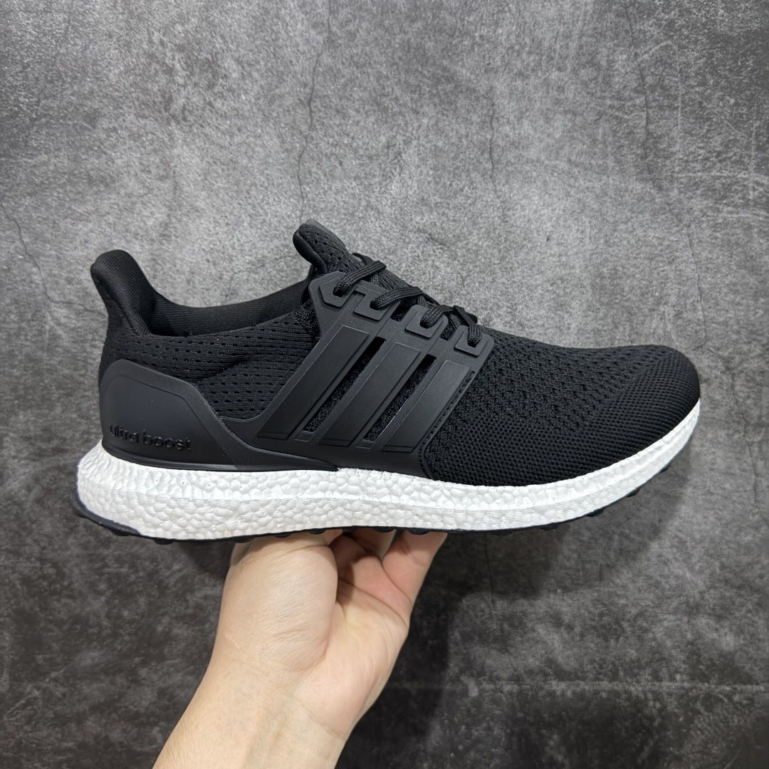 【纯原版】adidas Ultra boost 1.0 厚底 抗扭转 舒适潮流减震 中帮休闲训练长跑跑步鞋 男款 黑白 阿迪达斯经典跑鞋复刻 Ultra boost 1.0 回归啦 ✅ Primeknit鞋面，透气贴合，跑起来双脚会“呼吸” ✅ Boost中底+Continental马牌鞋底，缓震抗扭双buff，落地稳如踩云☁ 黑白（HQ4201）、全白（HQ4202）、纯黑（HQ4199）三色， 简约百搭不挑穿搭~ 35.5-46全码现货！ 顶级版本，原鞋开模、原料复刻，细节拉满✨ 不管是日常慢跑、长跑训练，还是出街炸场，这双都能打！ 纯原外贸平台特供订单 耗时半年巨作 #独家原包 原底原料 开模打造 #原厂鞋标 高精密准度 #原楦原纸板开发 匹配原版98%以上 #后跟弧度 正确呈现 #原厂皮料 质感无敌 #皮料切割干净 无任何毛边 清洁度细节完美 货号：HQ4201 尺码：35.5 36 36.5 37.5 38 38.5 39 40 40.5 41 42 42.5 43 44 45 46-选品中心