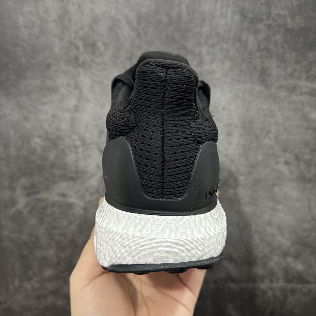 图片[4]-【纯原版】adidas Ultra boost 1.0 厚底 抗扭转 舒适潮流减震 中帮休闲训练长跑跑步鞋 男款 黑白 阿迪达斯经典跑鞋复刻 Ultra boost 1.0 回归啦 ✅ Primeknit鞋面，透气贴合，跑起来双脚会“呼吸” ✅ Boost中底+Continental马牌鞋底，缓震抗扭双buff，落地稳如踩云☁ 黑白（HQ4201）、全白（HQ4202）、纯黑（HQ4199）三色， 简约百搭不挑穿搭~ 35.5-46全码现货！ 顶级版本，原鞋开模、原料复刻，细节拉满✨ 不管是日常慢跑、长跑训练，还是出街炸场，这双都能打！ 纯原外贸平台特供订单 耗时半年巨作 #独家原包 原底原料 开模打造 #原厂鞋标 高精密准度 #原楦原纸板开发 匹配原版98%以上 #后跟弧度 正确呈现 #原厂皮料 质感无敌 #皮料切割干净 无任何毛边 清洁度细节完美 货号：HQ4201 尺码：35.5 36 36.5 37.5 38 38.5 39 40 40.5 41 42 42.5 43 44 45 46-选品中心