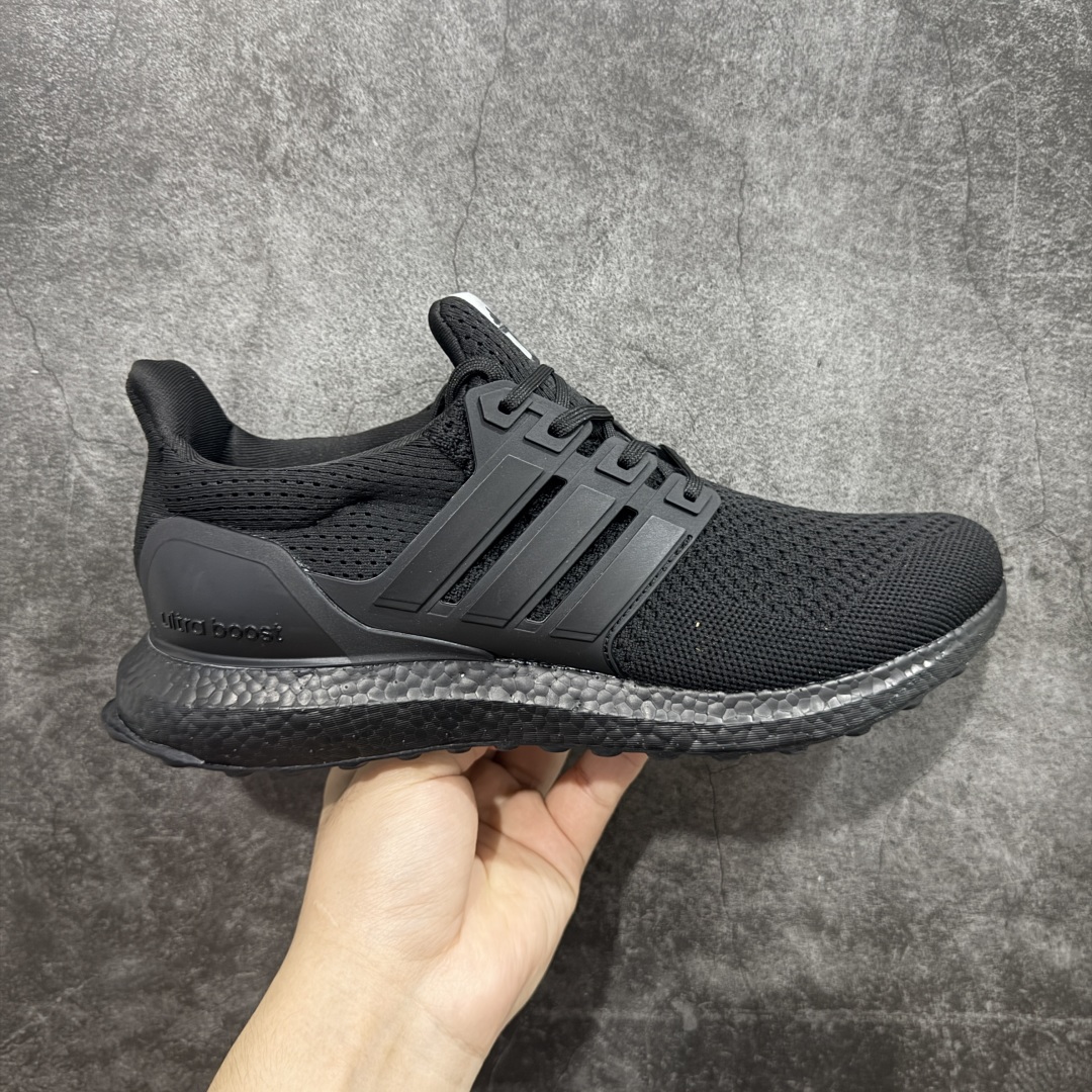 【纯原版】adidas Ultra boost 1.0 厚底 抗扭转 舒适潮流减震 中帮休闲训练长跑跑步鞋 男款 黑白 阿迪达斯经典跑鞋复刻 Ultra boost 1.0 回归啦 ✅ Primeknit鞋面,透气贴合,跑起来双脚会“呼吸” ✅ Boost中底+Continental马牌鞋底,缓震抗扭双buff,落地稳如踩云☁ 黑白(HQ4201)、全白(HQ4202)、纯黑(HQ4199)三色, 简约百搭不挑穿搭~ 35.5-46全码现货! 顶级版本,原鞋开模、原料复刻,细节拉满✨ 不管是日常慢跑、长跑训练,还是出街炸场,这双都能打! 纯原外贸平台特供订单 耗时半年巨作 #独家原包 原底原料 开模打造 #原厂鞋标 高精密准度 #原楦原纸板开发 匹配原版98%以上 #后跟弧度 正确呈现 #原厂皮料 质感无敌 #皮料切割干净 无任何毛边 清洁度细节完美 货号:HQ4201 尺码:35.5 36 36.5 37.5 38 38.5 39 40 40.5 41 42 42.5 43 44 45 46-选品中心