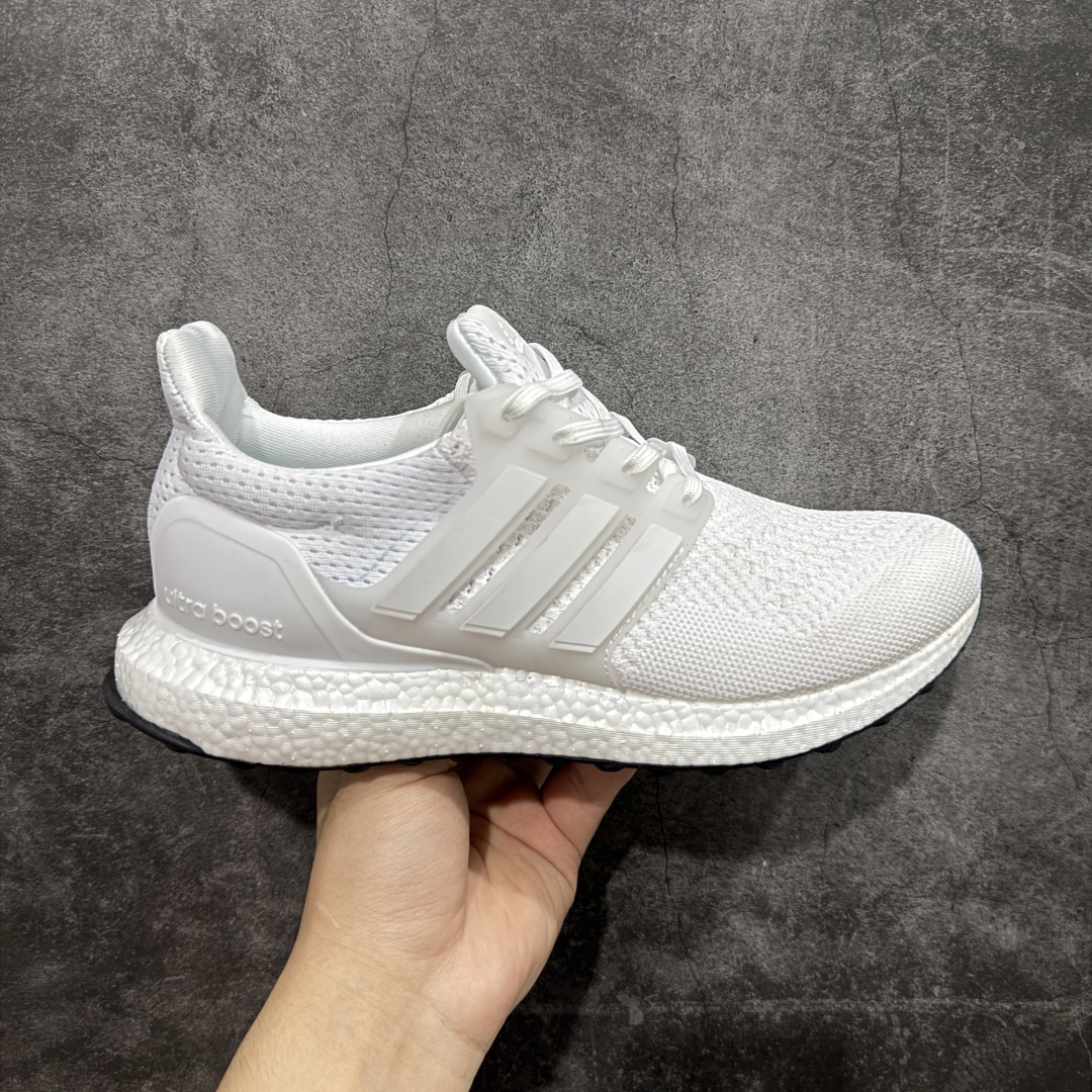 【纯原版】adidas Ultra boost 1.0 厚底 抗扭转 舒适潮流减震 中帮休闲训练长跑跑步鞋 阿迪达斯经典跑鞋复刻 Ultra boost 1.0 回归啦 ✅ Primeknit鞋面,透气贴合,跑起来双脚会“呼吸” ✅ Boost中底+Continental马牌鞋底,缓震抗扭双buff,落地稳如踩云☁ 黑白(HQ4201)、全白(HQ4202)、纯黑(HQ4199)三色, 简约百搭不挑穿搭~ 35.5-46全码现货! 顶级版本,原鞋开模、原料复刻,细节拉满✨ 不管是日常慢跑、长跑训练,还是出街炸场,这双都能打! 纯原外贸平台特供订单 耗时半年巨作 #独家原包 原底原料 开模打造 #原厂鞋标 高精密准度 #原楦原纸板开发 匹配原版98%以上 #后跟弧度 正确呈现 #原厂皮料 质感无敌 #皮料切割干净 无任何毛边 清洁度细节完美 货号:HQ4201 尺码:35.5 36 36.5 37.5 38 38.5 39 40 40.5 41 42 42.5 43 44 45 46-选品中心
