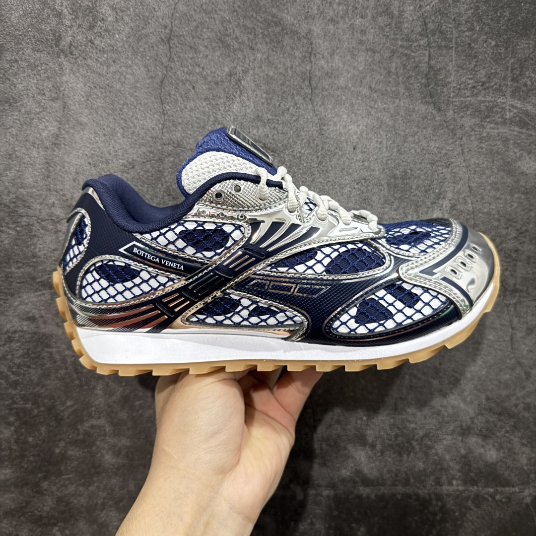 【纯原M版】BOTTEGA VENETA Orbit Runner BV葆蝶家时尚休闲王一博同款老爹鞋运动鞋 原版开发 一比一打造 相似度百分之99以上 市场一梯队级别品质 区别市场任何标文顶级品质版本 采用轻质科技网布面料 搭配几何图案设计橡胶外底 王炸系列 高版本 认准套包工艺 实际增高很多哦 还是一样显腿细非常nice 耐玩耐造 对标对版 套包鞋工艺 认准高版本 大底选用拼色TPU大底 配置原版包装 尺码:35 36 37 38 39 40 41 42 43 44 45-选品中心